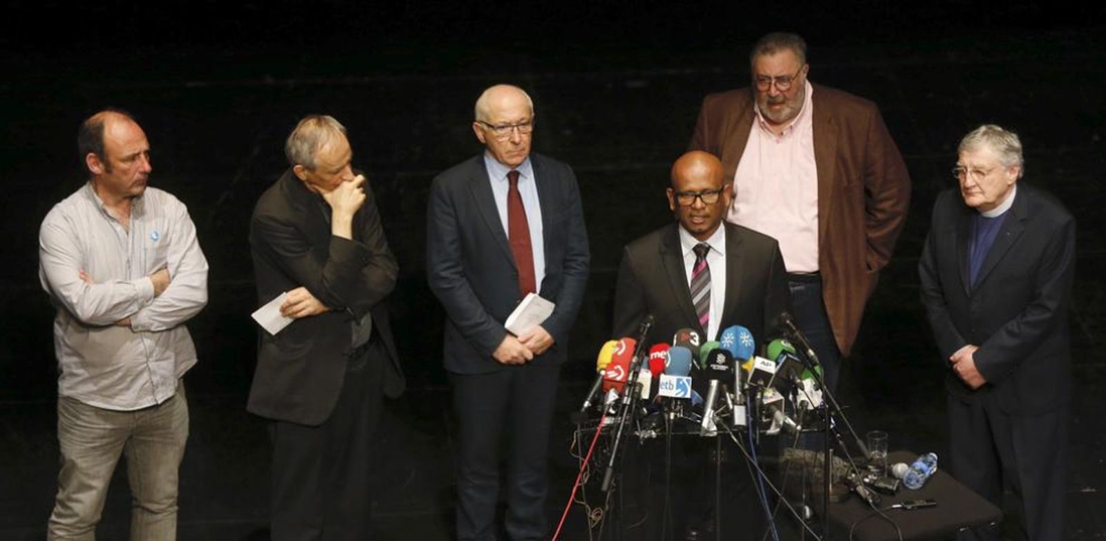 Zuppi, segundo a la izquierda, durante la verificación del desarme de ETA