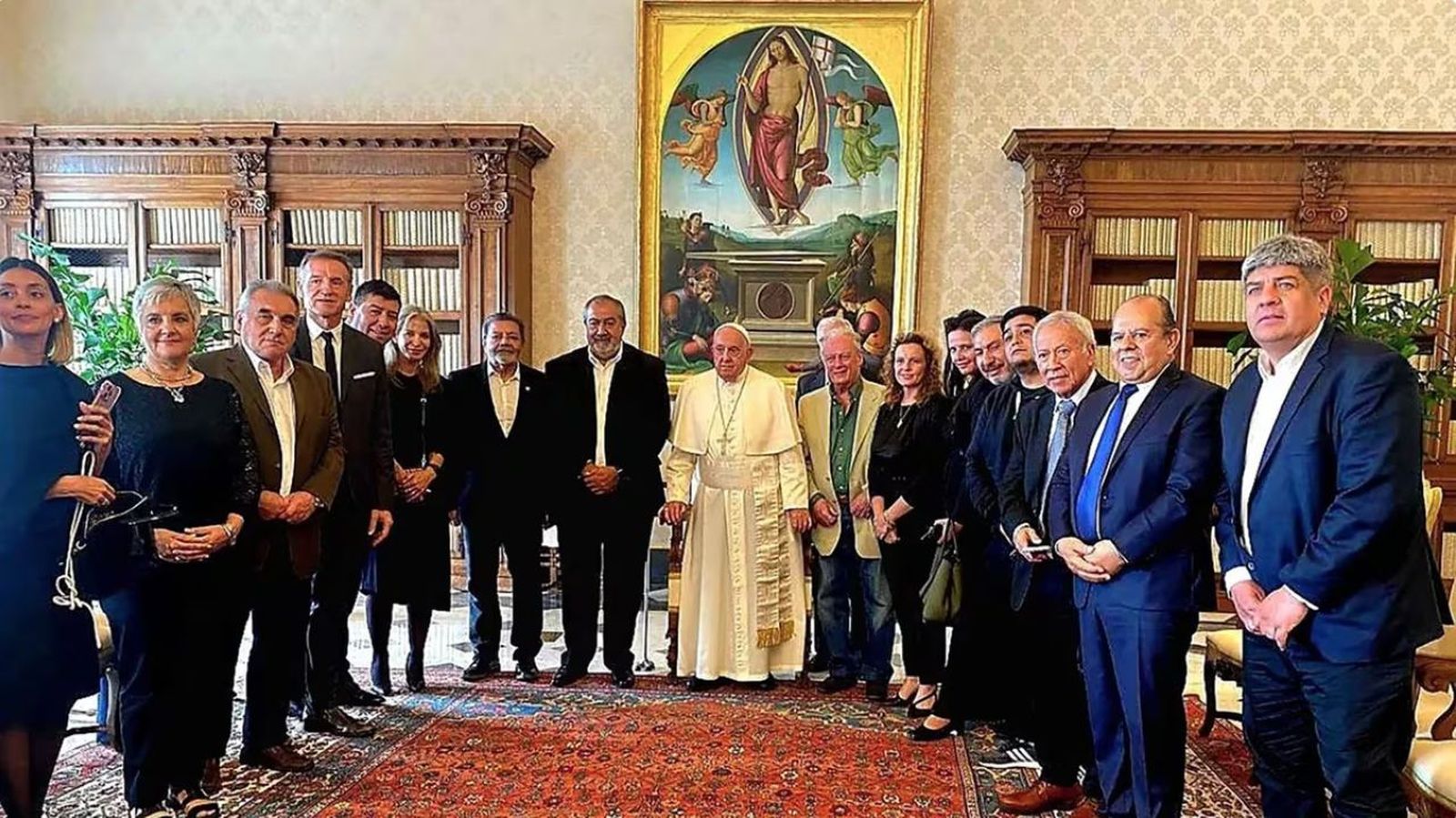 El papa Francisco y la CGT, posando en la biblioteca del Vaticano