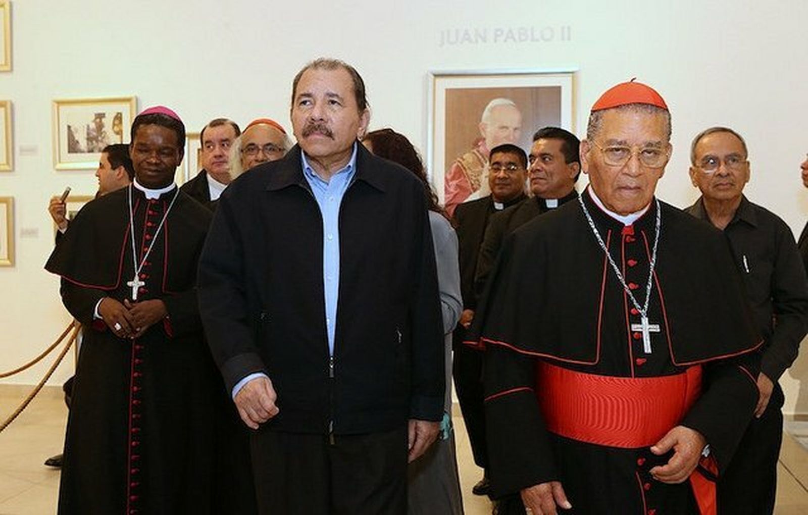 Ortega pasea por el museo "Juan Pablo II"