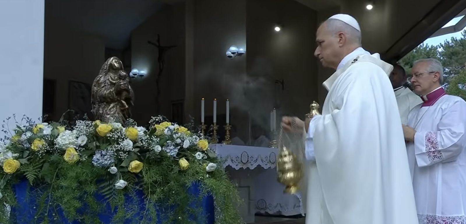El Papa inciensa a la Virgen del Lago