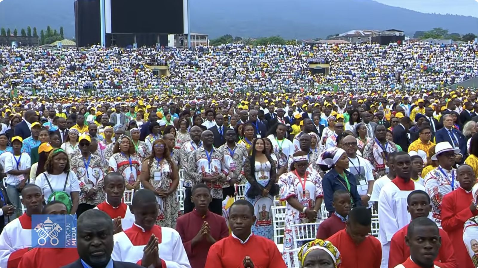 Fieles en el estadio de Malabo