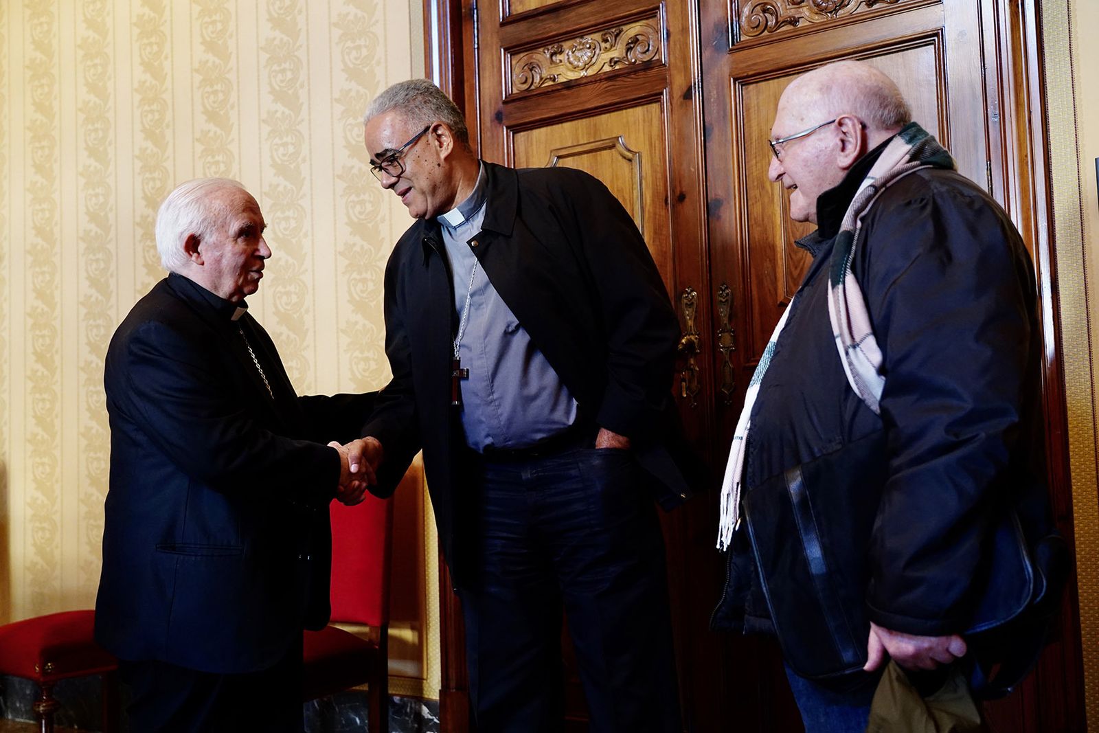 Monseñor Bravo, recibido por el cardenal Antonio Cañizares, en el Palacio Arzobispal, junto al misionero valenciano en Venezuela Vicente Amargós
