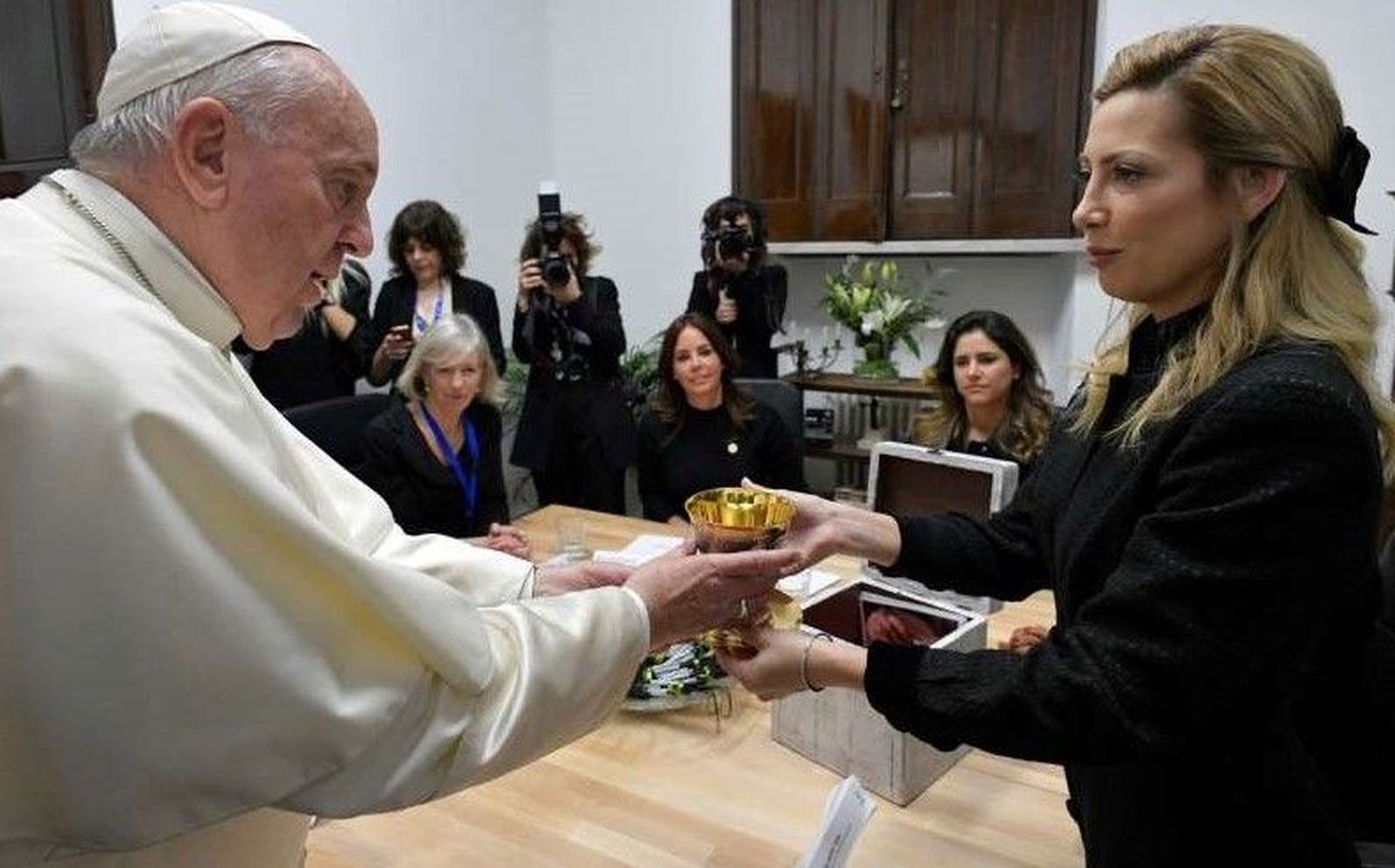 Fabiola entregó el cáliz a Francisco el 13 de diciembre