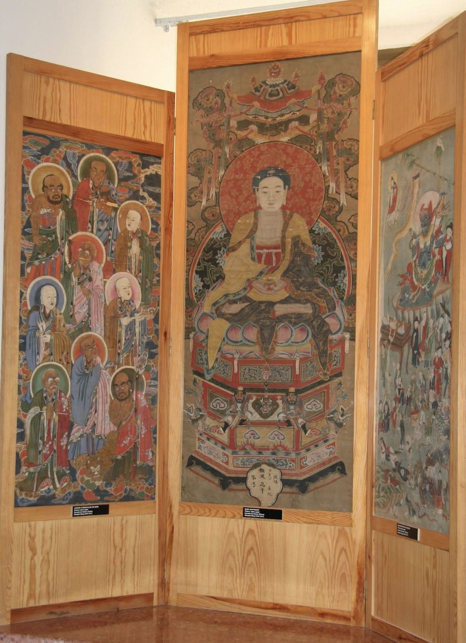 Tríptico de pinturas religiosas budistas