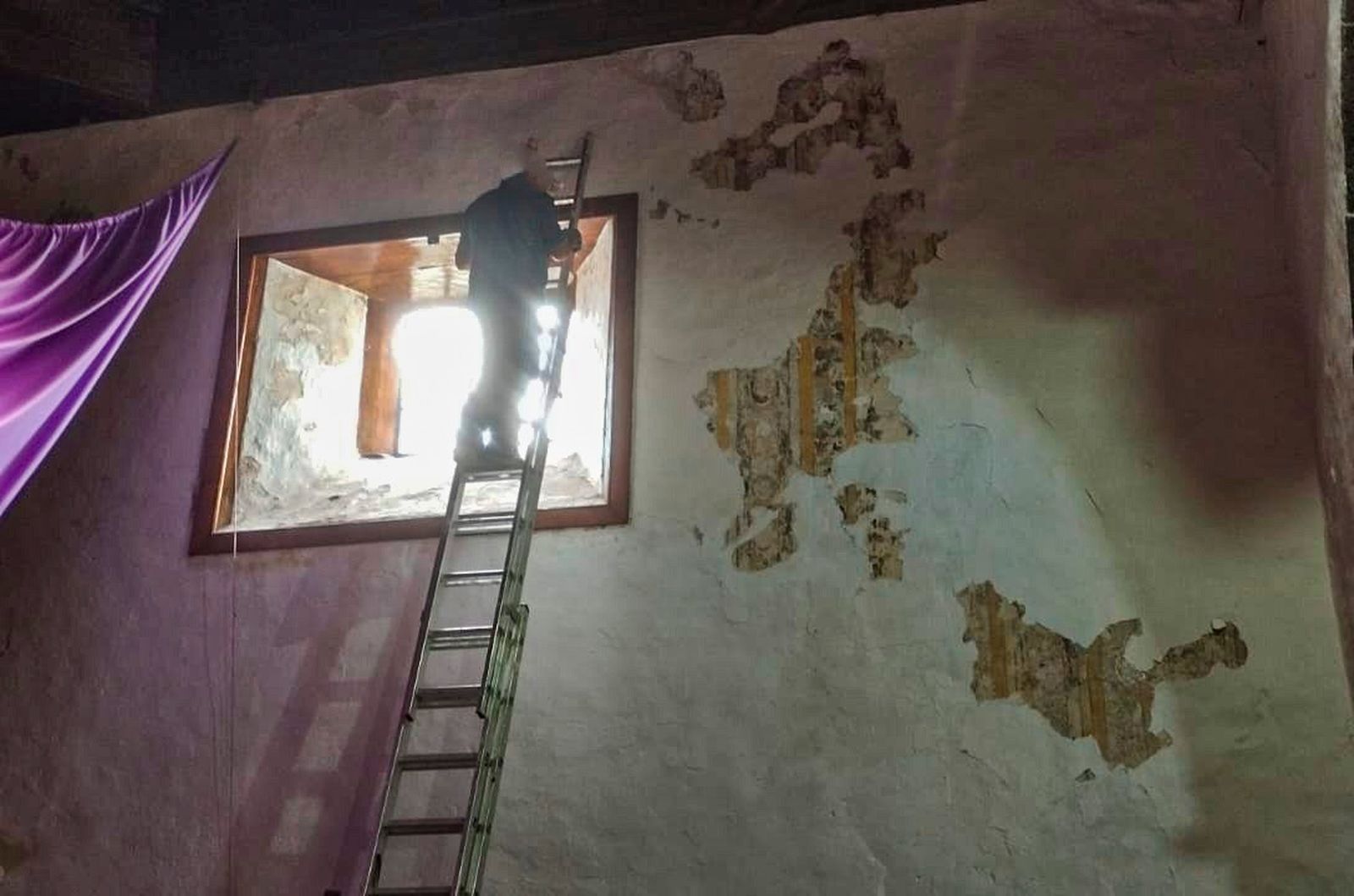 Obras en la pared que cubre los frescos