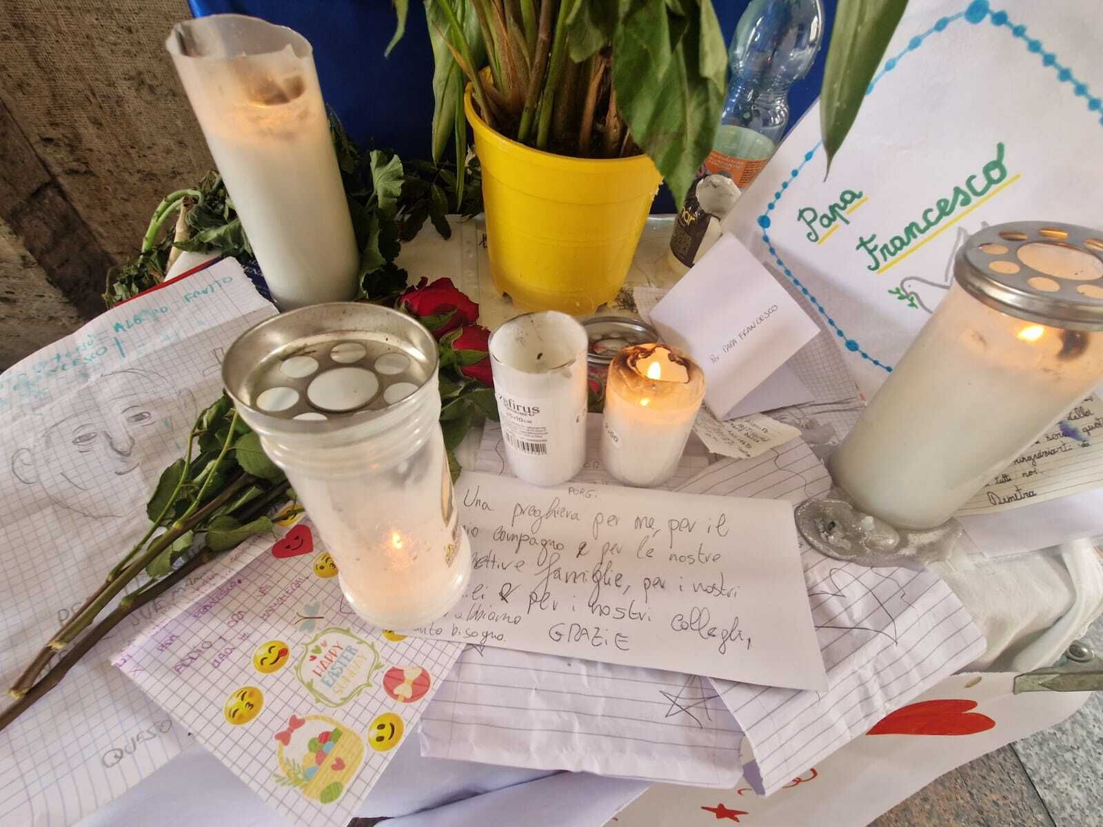 Velas en San Pedro para despedir al Papa