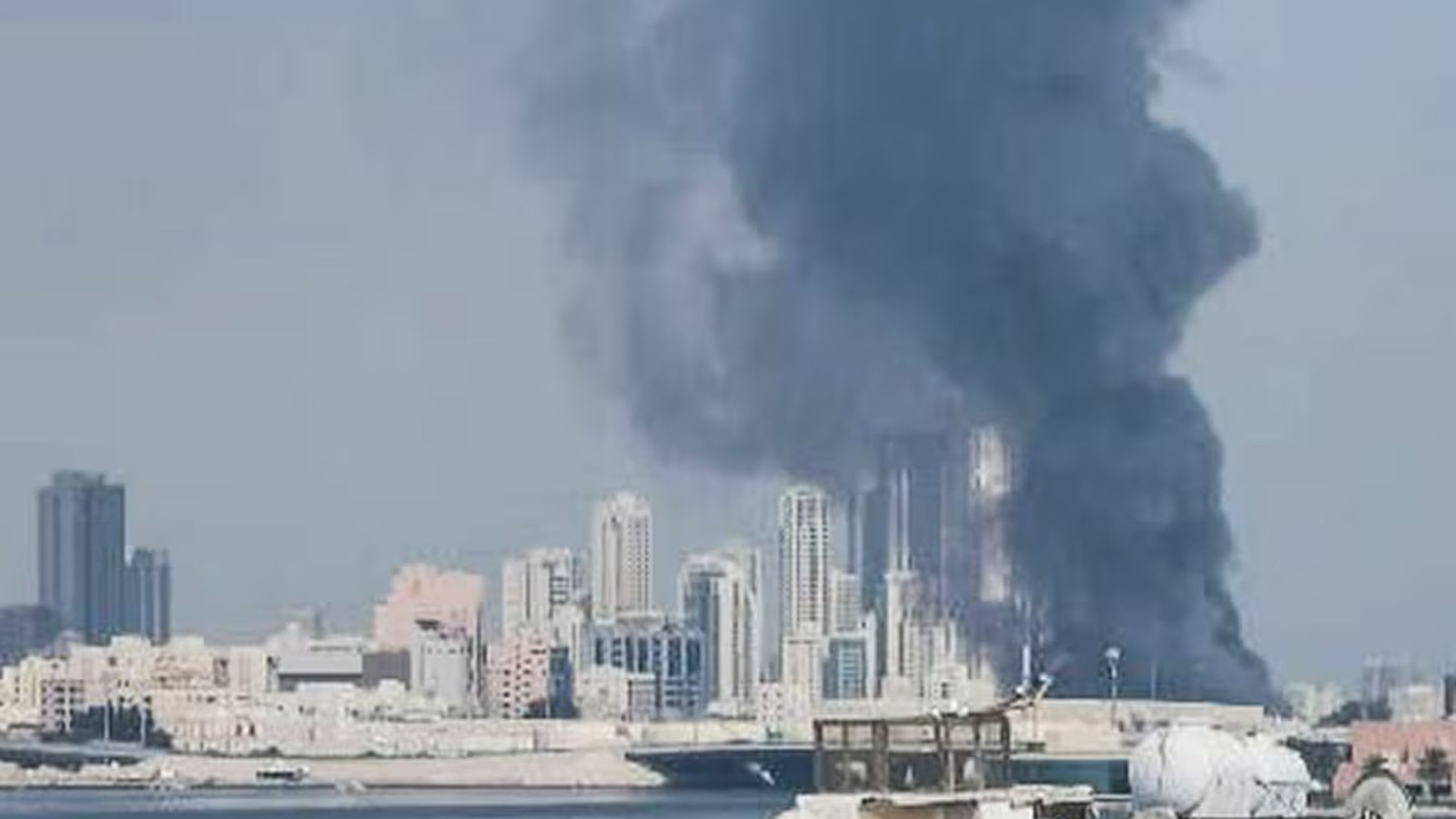 Vista de una columna de humo en Baréin