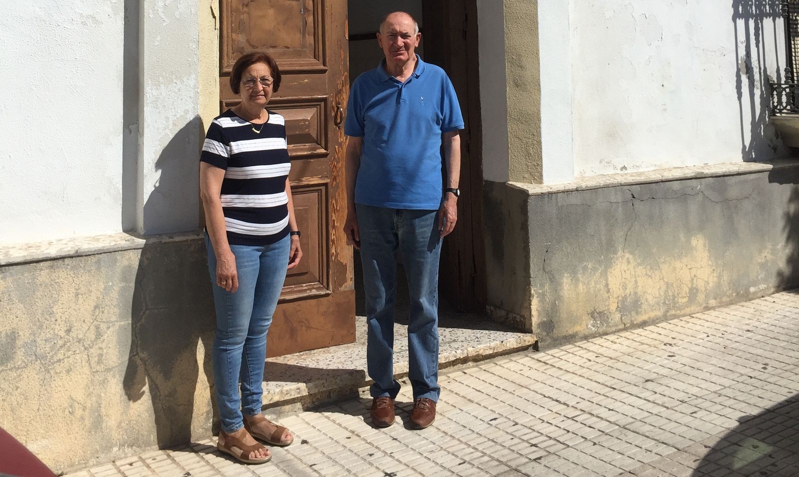 ILdefonso y Carmen, en la puerta del convento