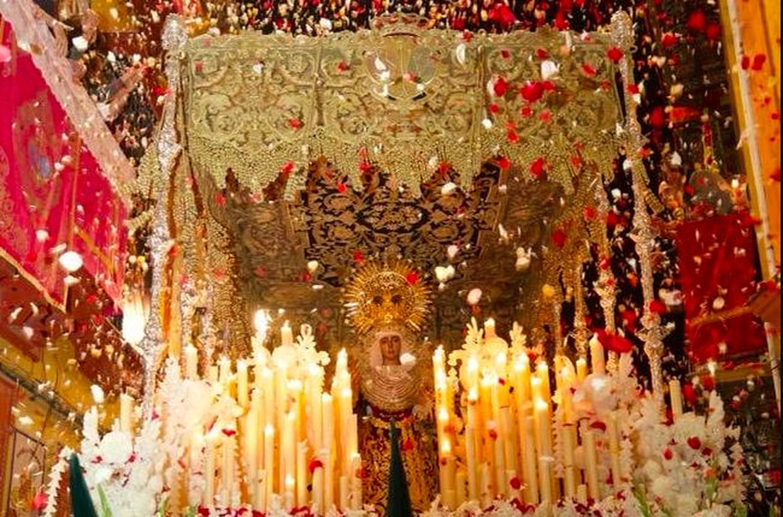 La 'Madrugá' vuelve a llenar de luz y fervor las calles de Sevilla tras dos años de pandemia