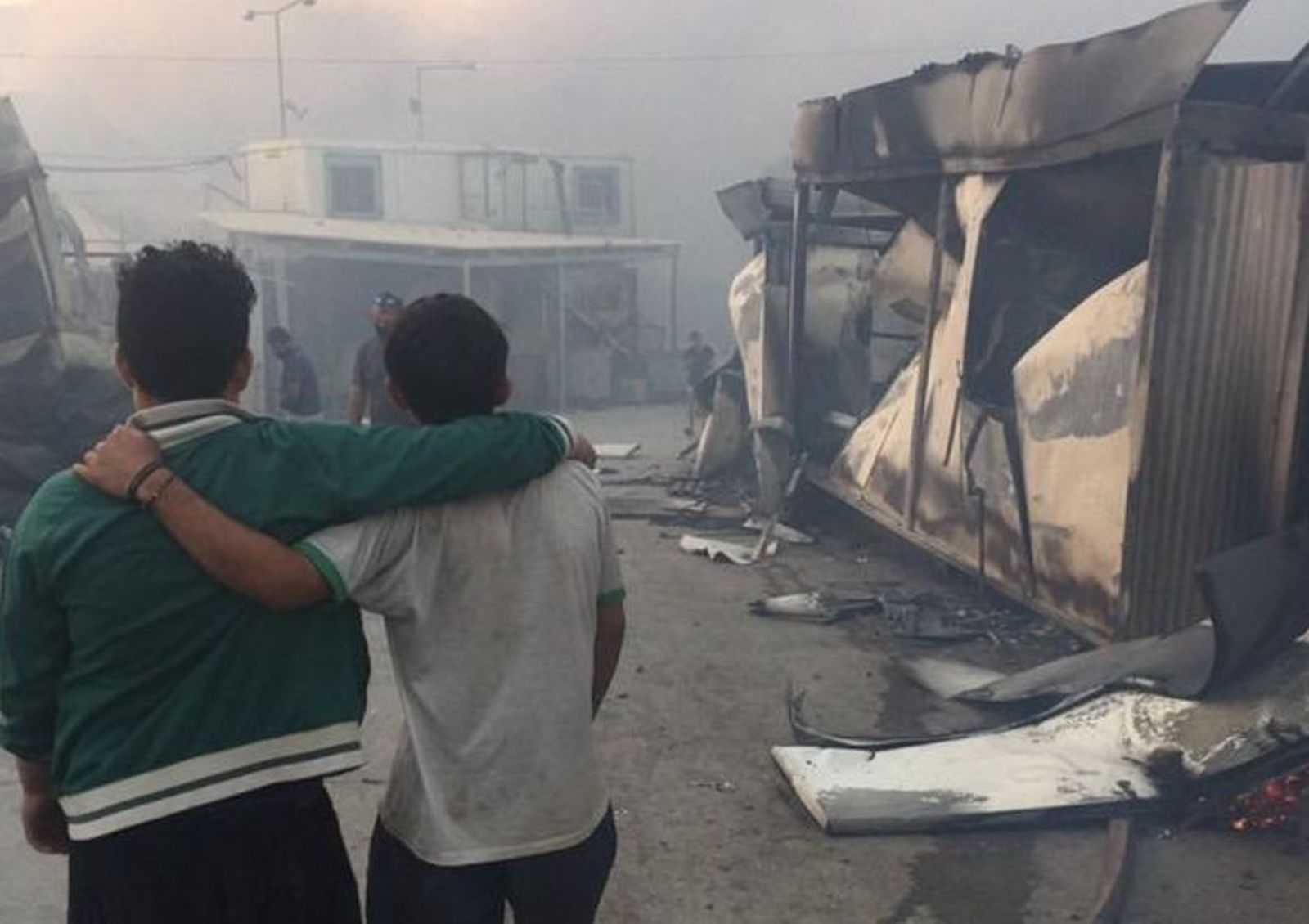 Jóvenes refugiados en Moria, tras el incendio