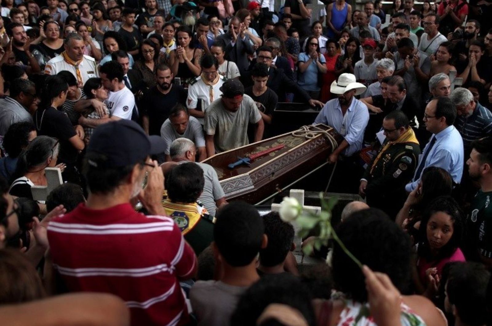 Entierro de las víctimas de la escuela de Brasil