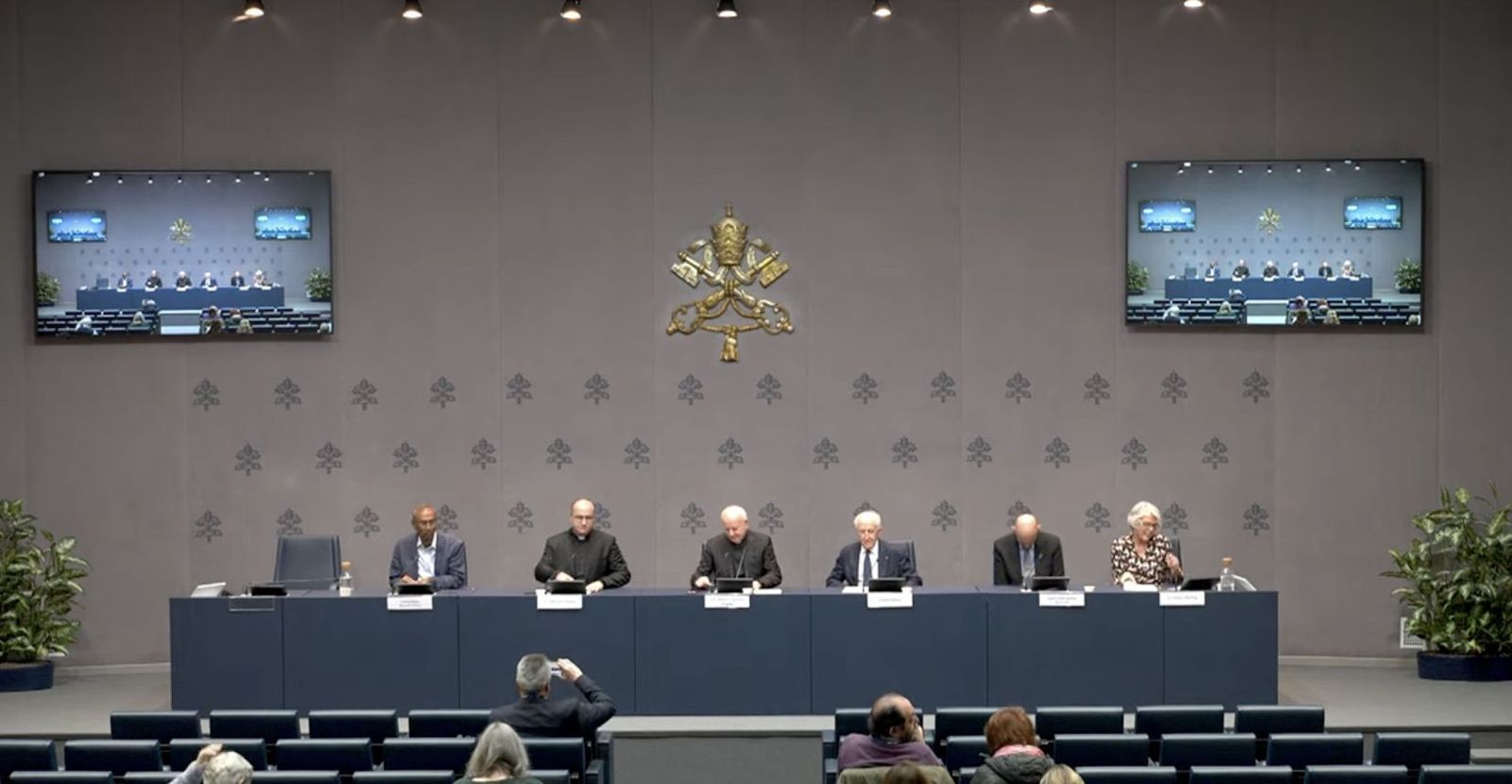 Rueda de prensa en el Vaticano