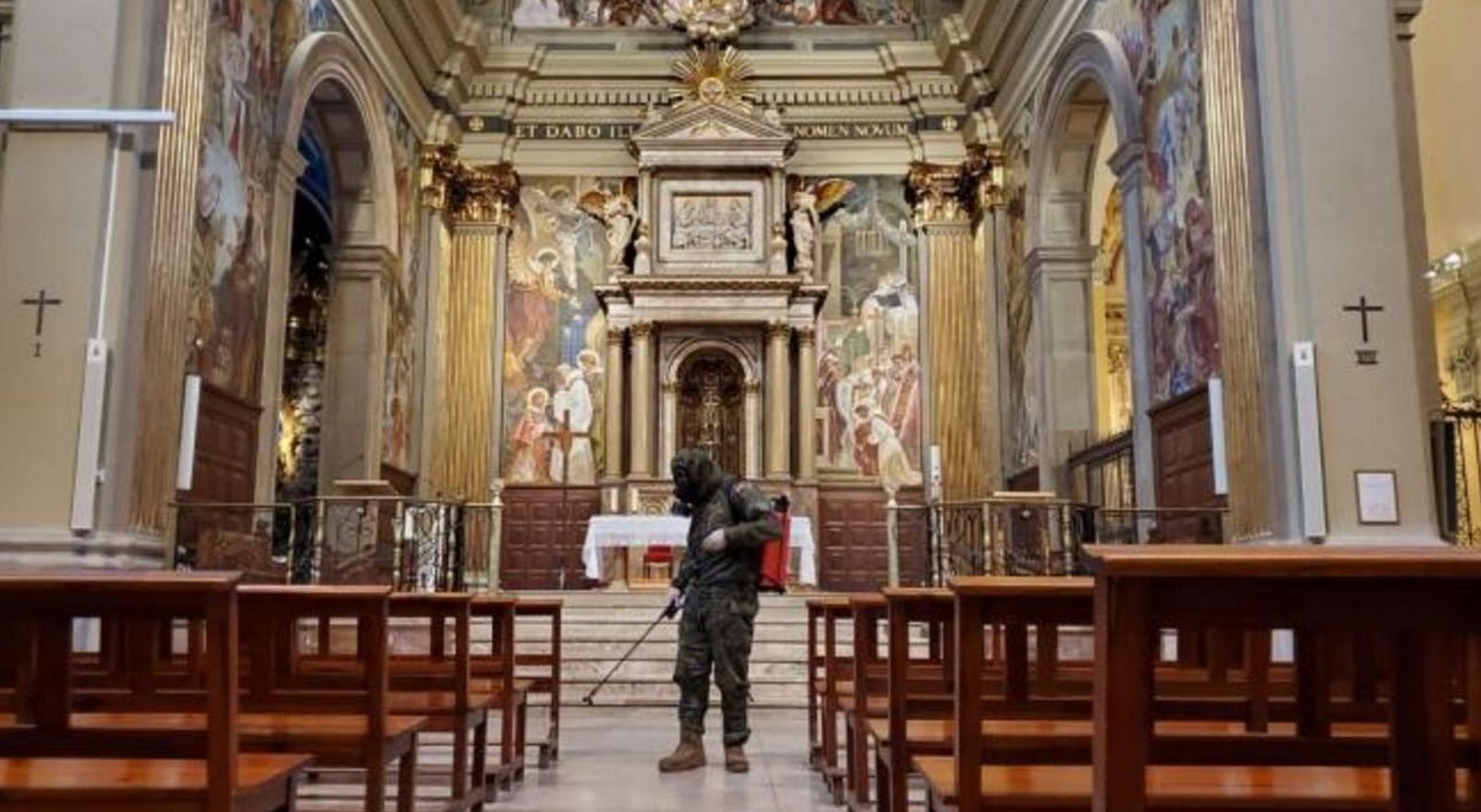 El ejército desinfecta una parroquia catalana