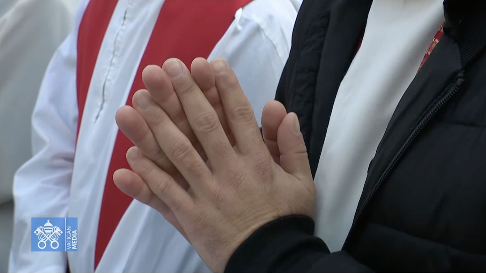 Fieles en actitud de oración durante el funeral