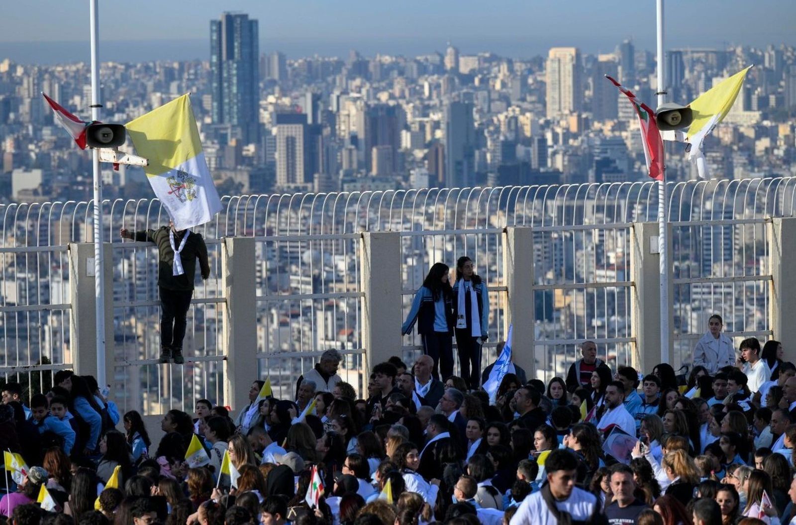 El pueblo libanés da su bienvenida al Papa León
