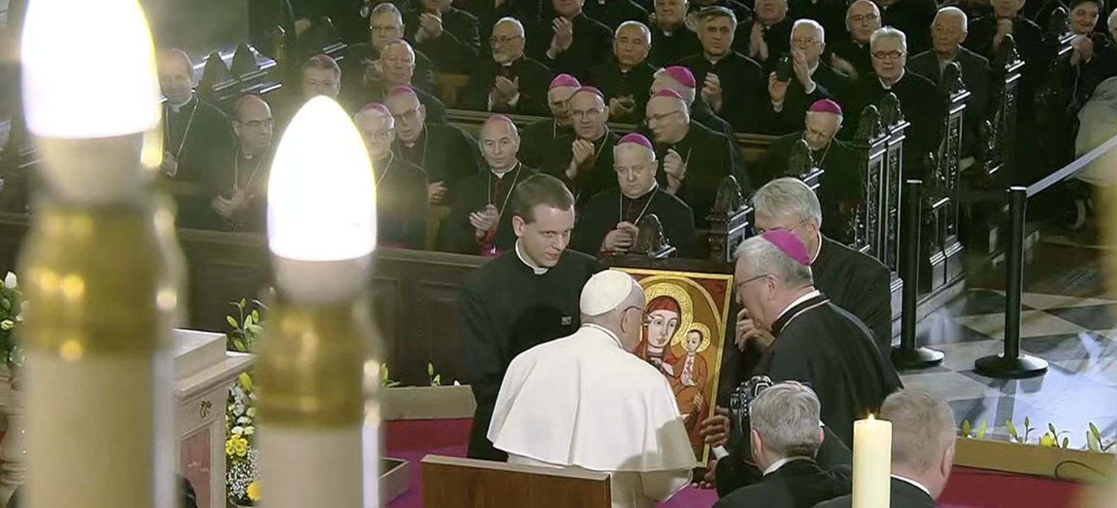 Entrega de un regalo al Papa Francisco