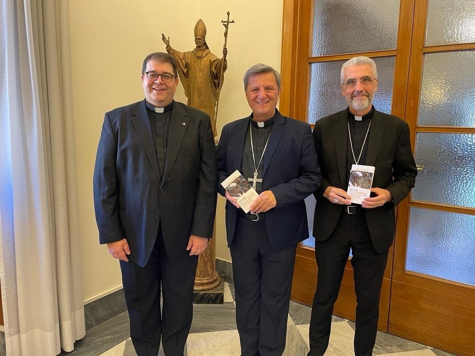 Martínez Oliveras, con el cardenal Grech y Luis Martín