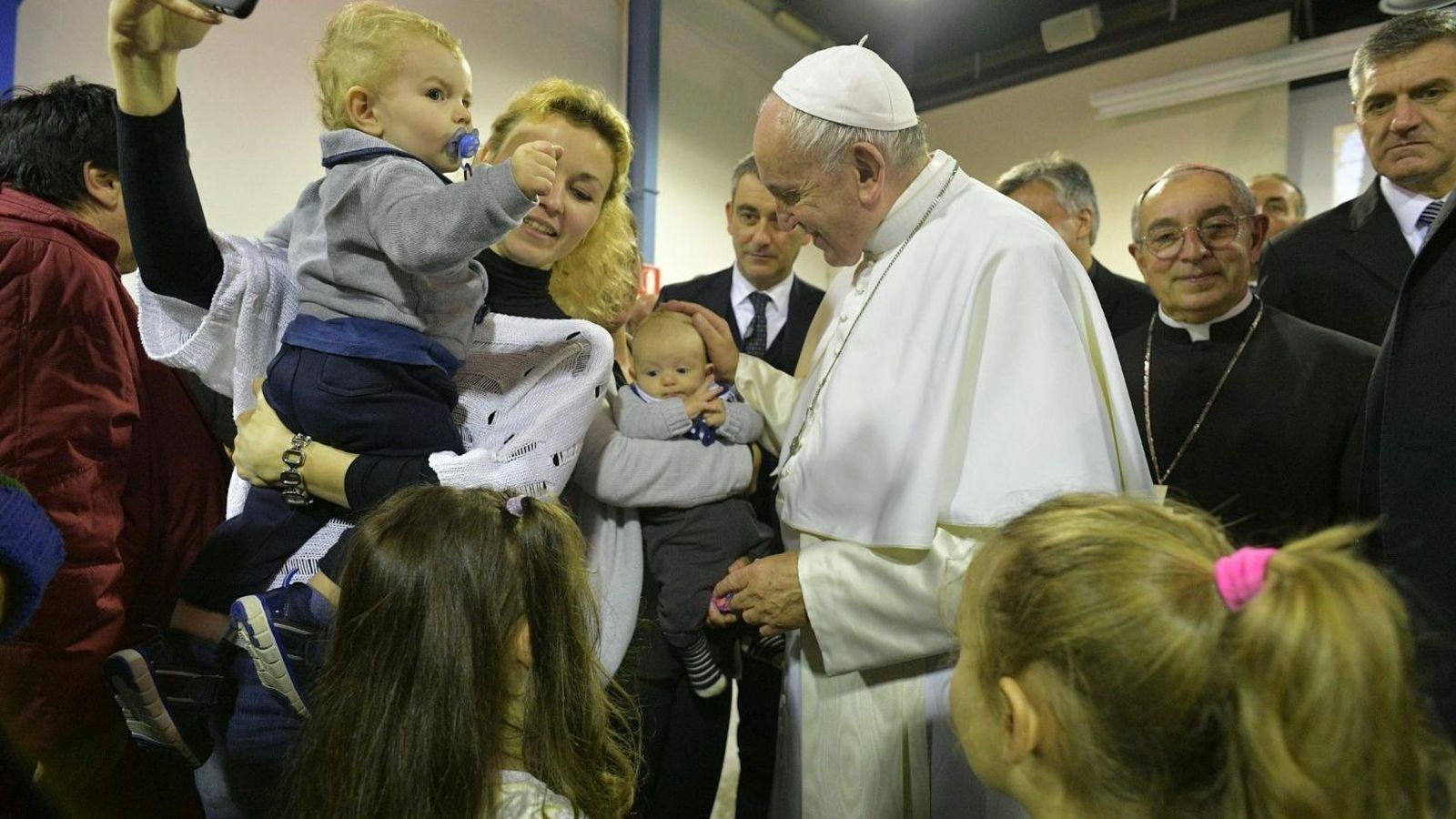 Francisco saluda a los niños durante su visita a Cáritas Roma