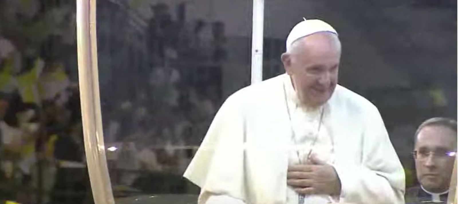 Reverencia del Papa ante la multitud en Bangkok