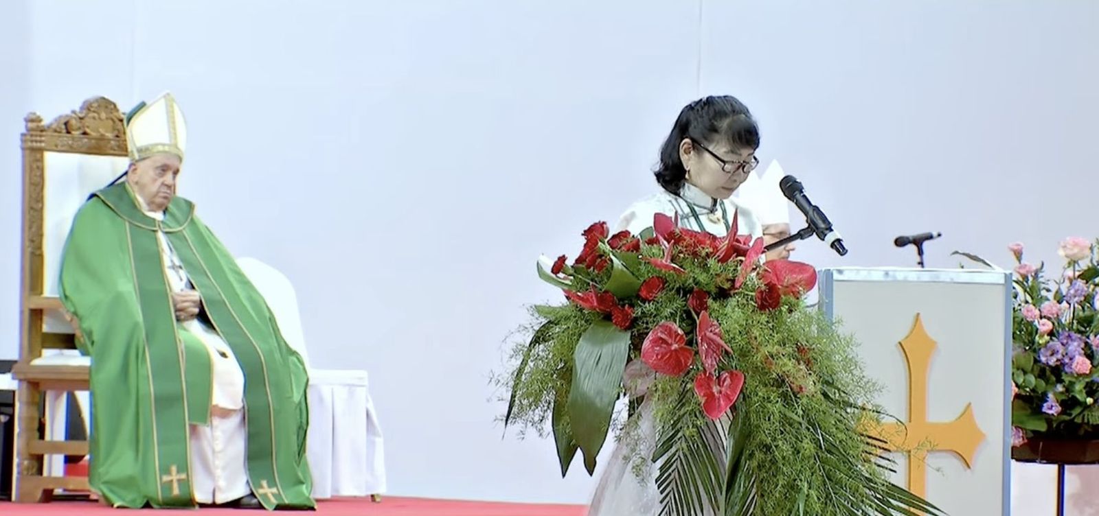 Francisco escucha la lectura del salmo