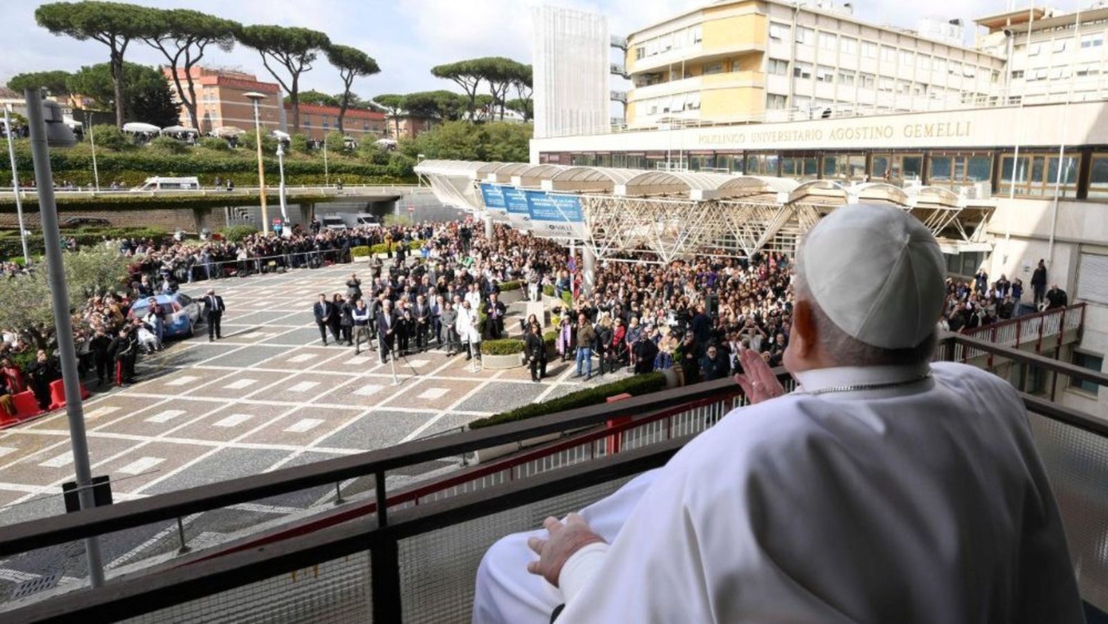 Francisco saluda a los fieles congregados en el Gemelli