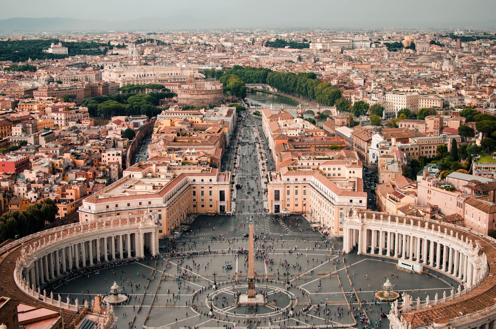 Plaza De San Pedro, con la famosa columnata de Bernini 'abrazándola'