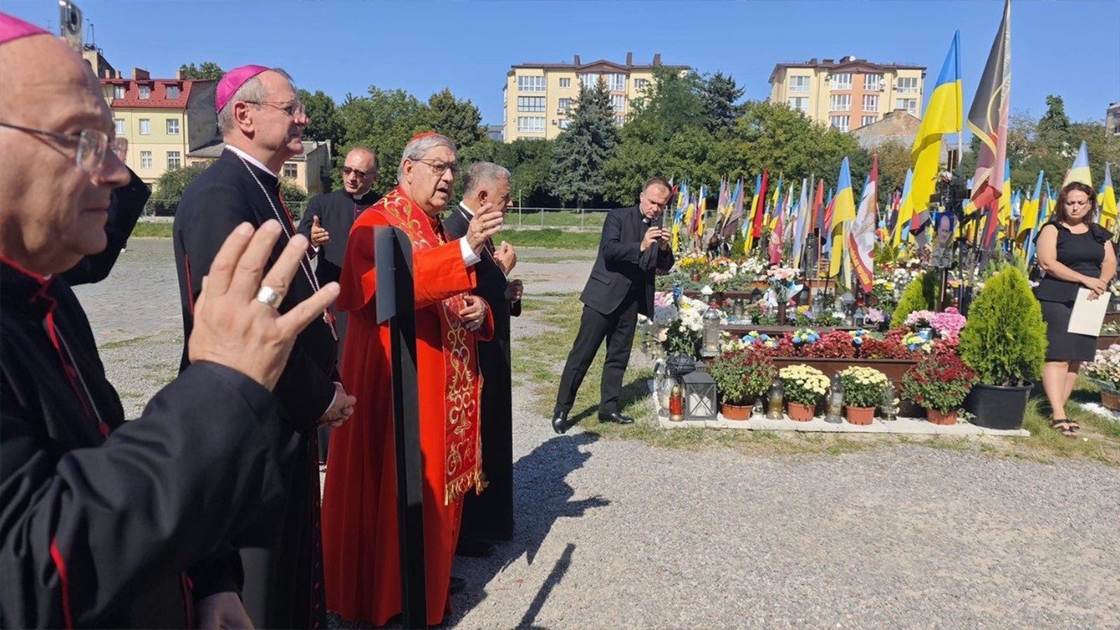 El cardenal Sepe en la ceremonia por el 650º aniversario de la metrópoli de Halyč