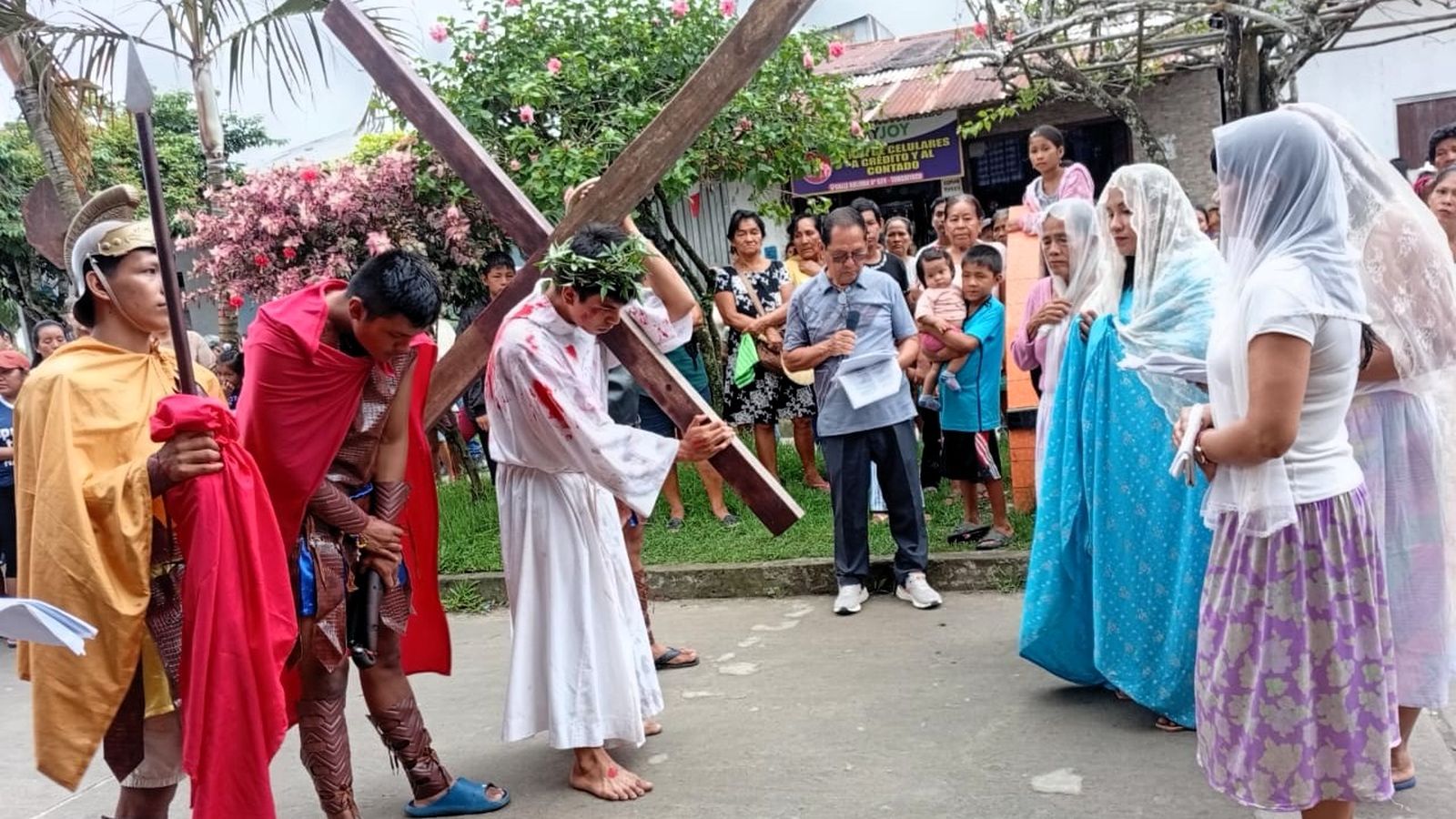 Escenificación del via crucis en Tamshiyacu (río Amazonas)