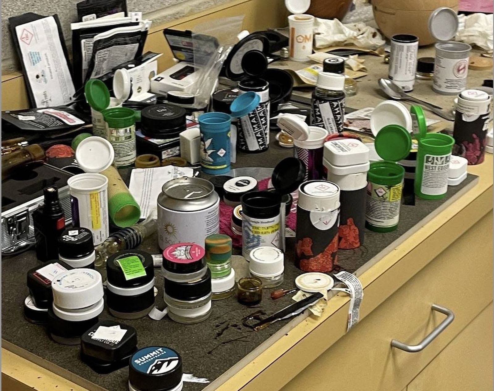 Una de las fotos difundidas por la diócesis con los botes de pastillas