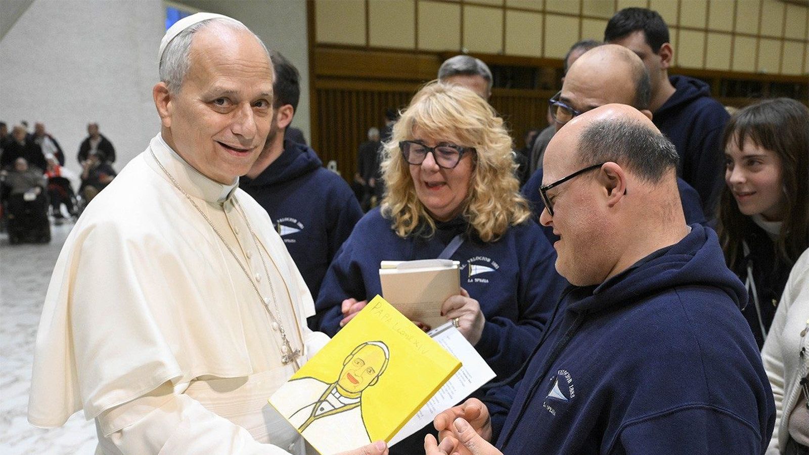El Papa recibe un retrato que le regaló un joven discapacitado