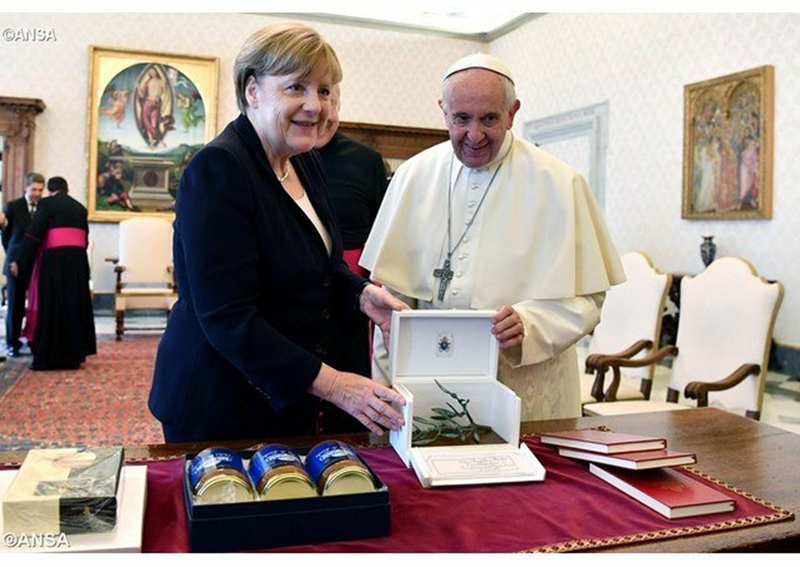 Regalos de Merkel al Papa