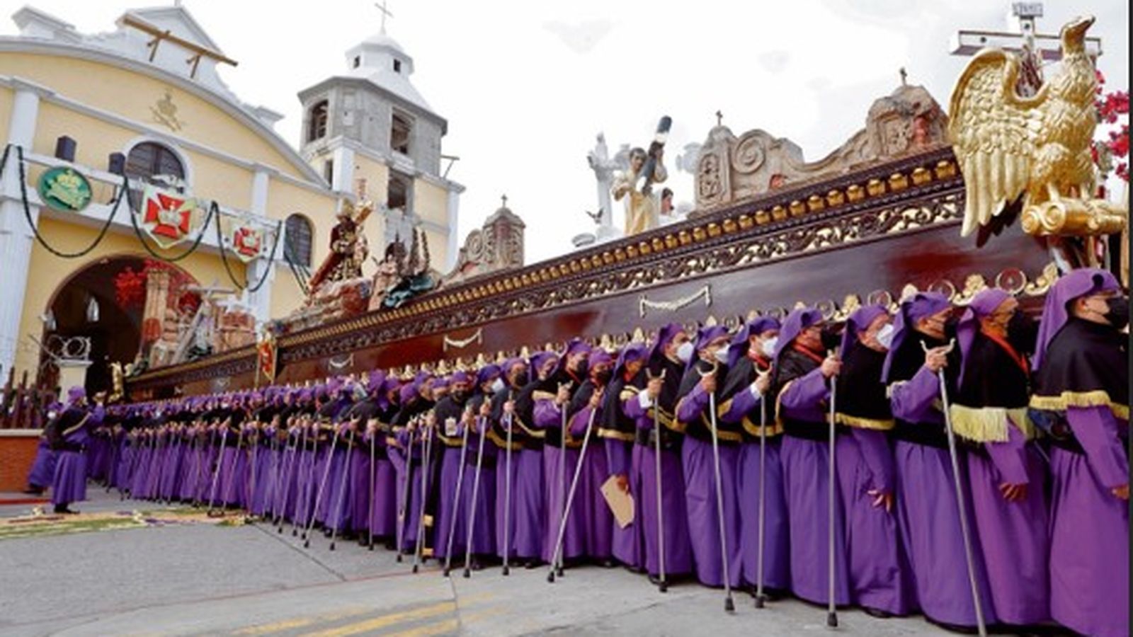 Durante la Semana Santa varias procesiones recorren el Centro Histórico de Guatemala, representando la fe católica de varios guatemaltecos.