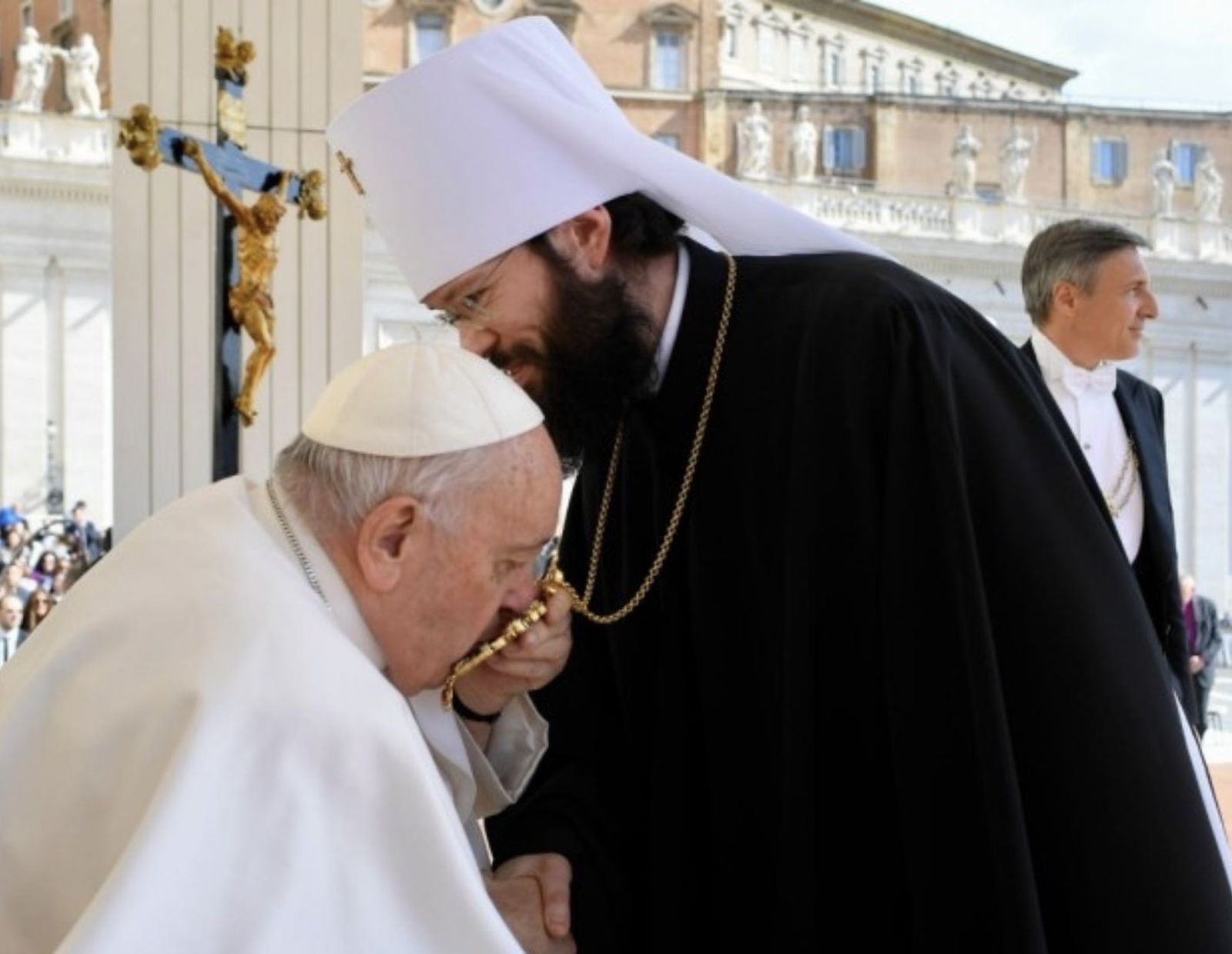 Francisco besa el crucifijo del metropolita Antonij