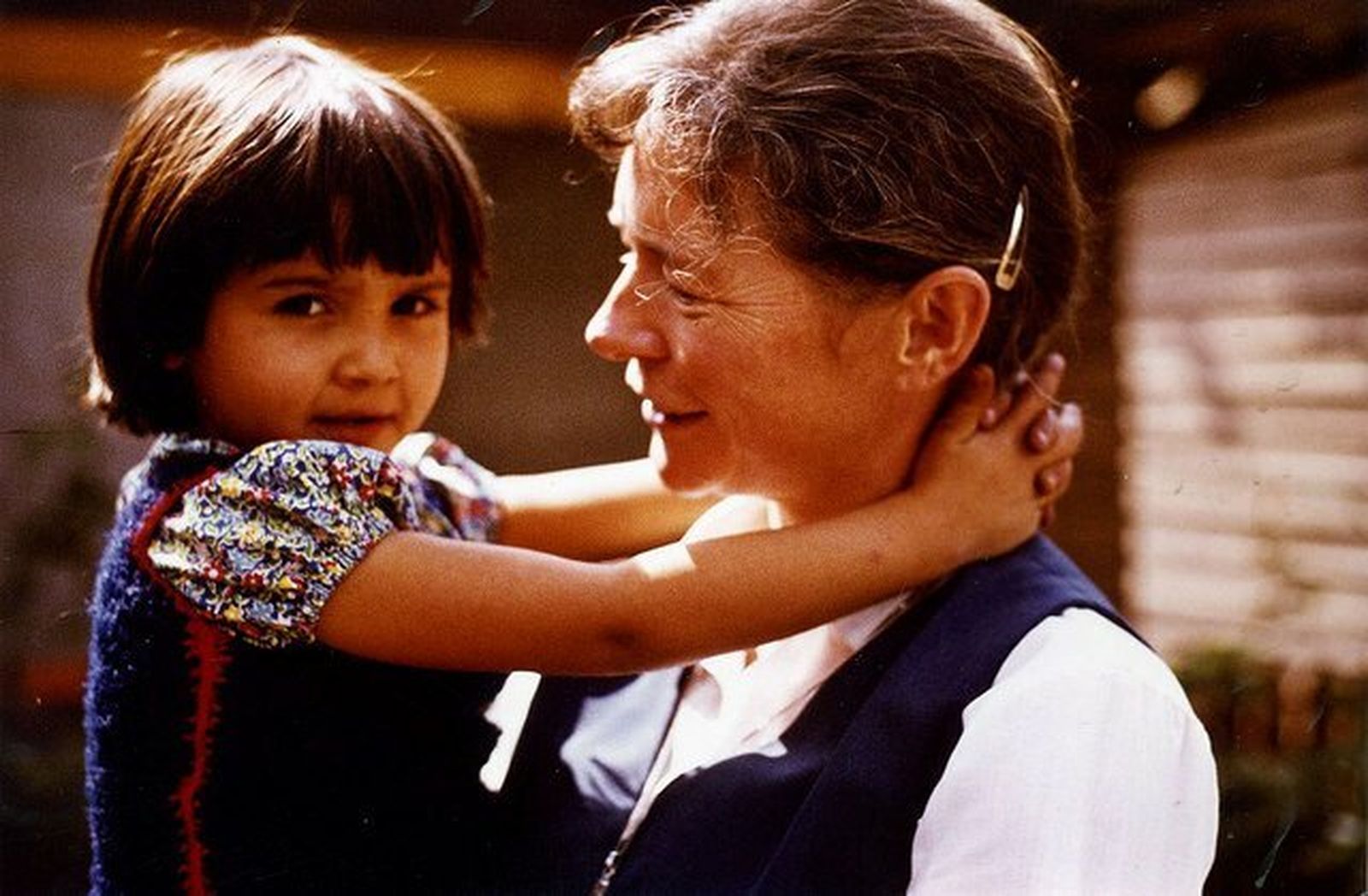 Karoline con una nina en brazos