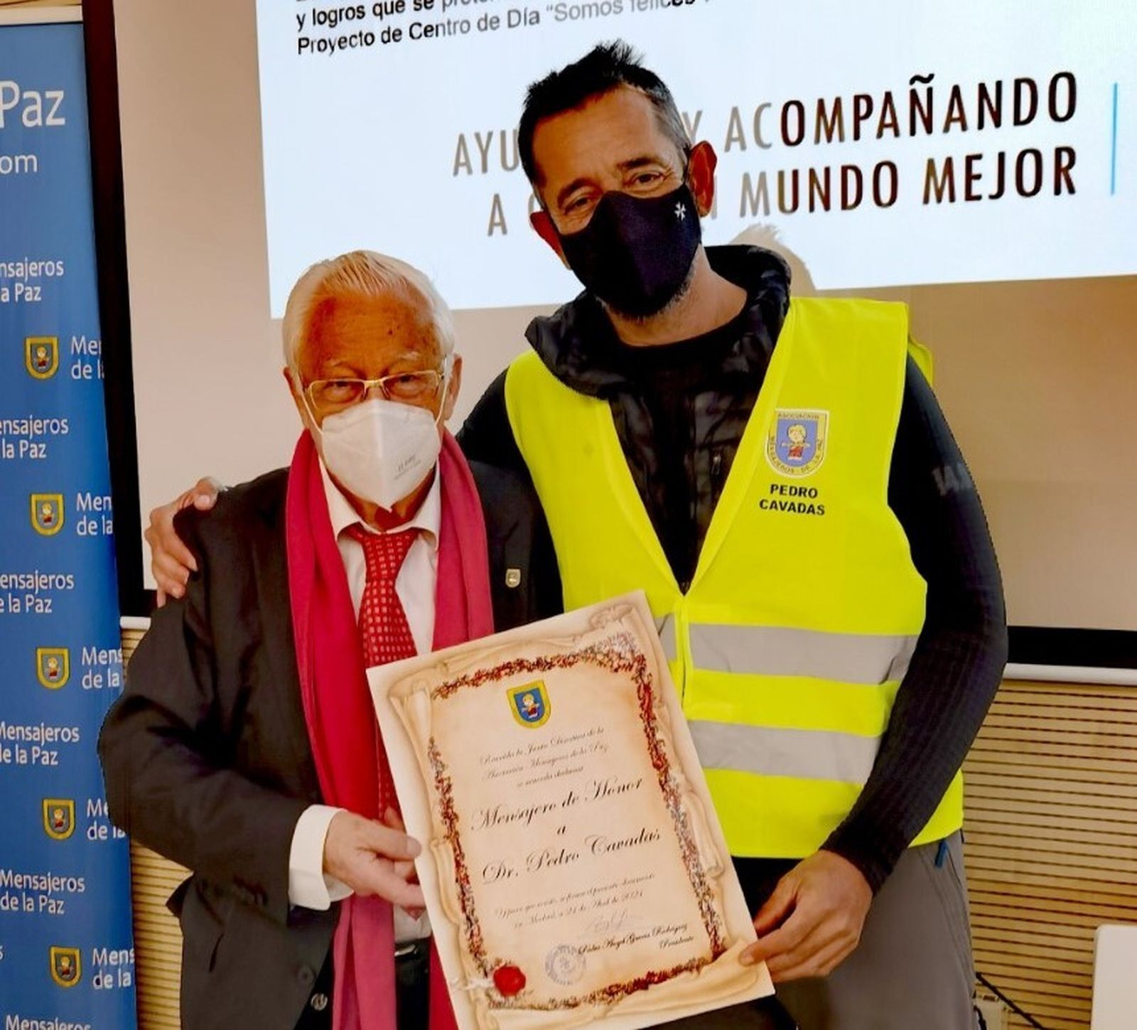Mensajeros de la Paz premia al Dr. Pedro Cavadas por su humanitarismo