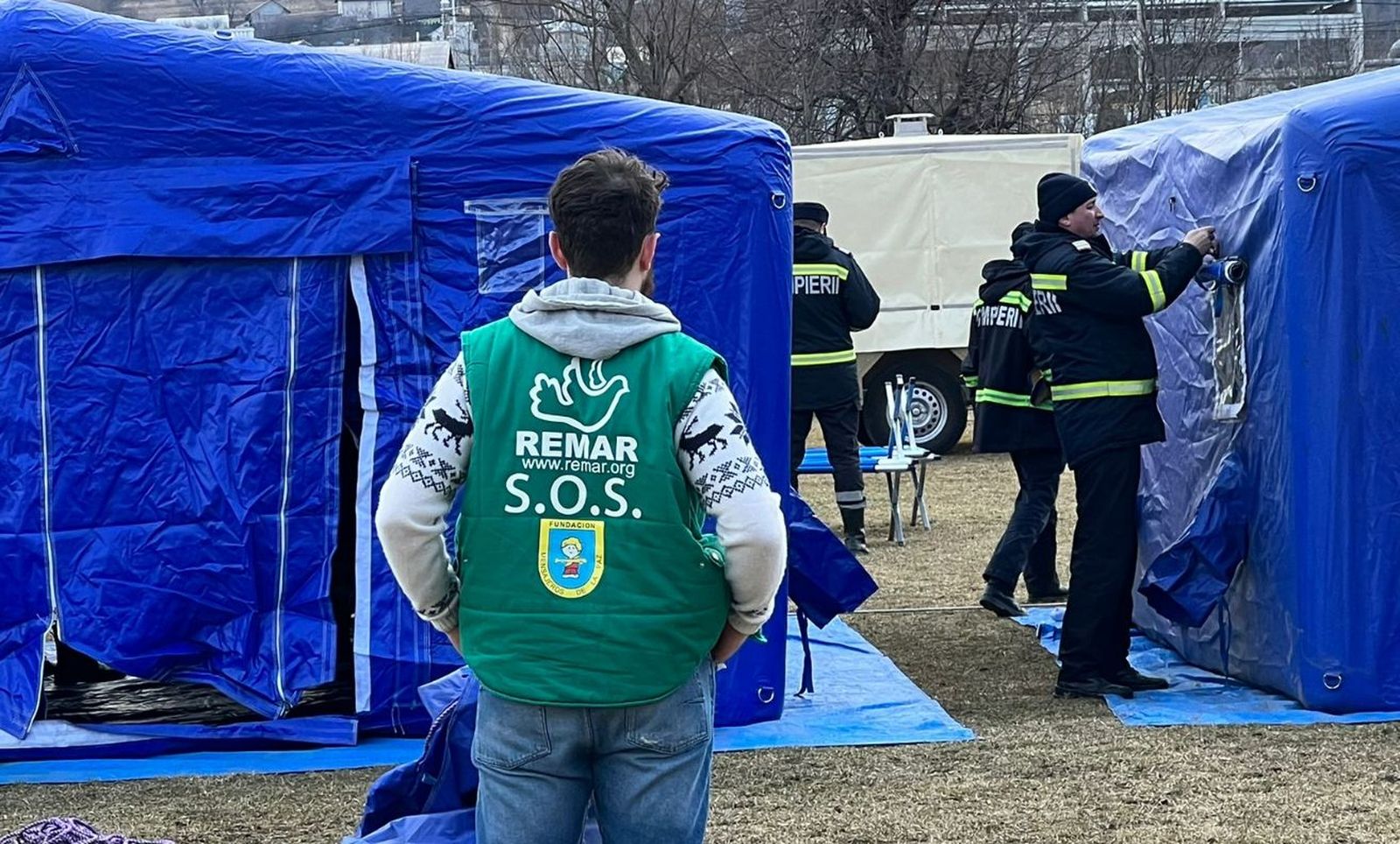 Mensajeros de la Paz y voluntarios de REMAR en el campamento militar de Siret