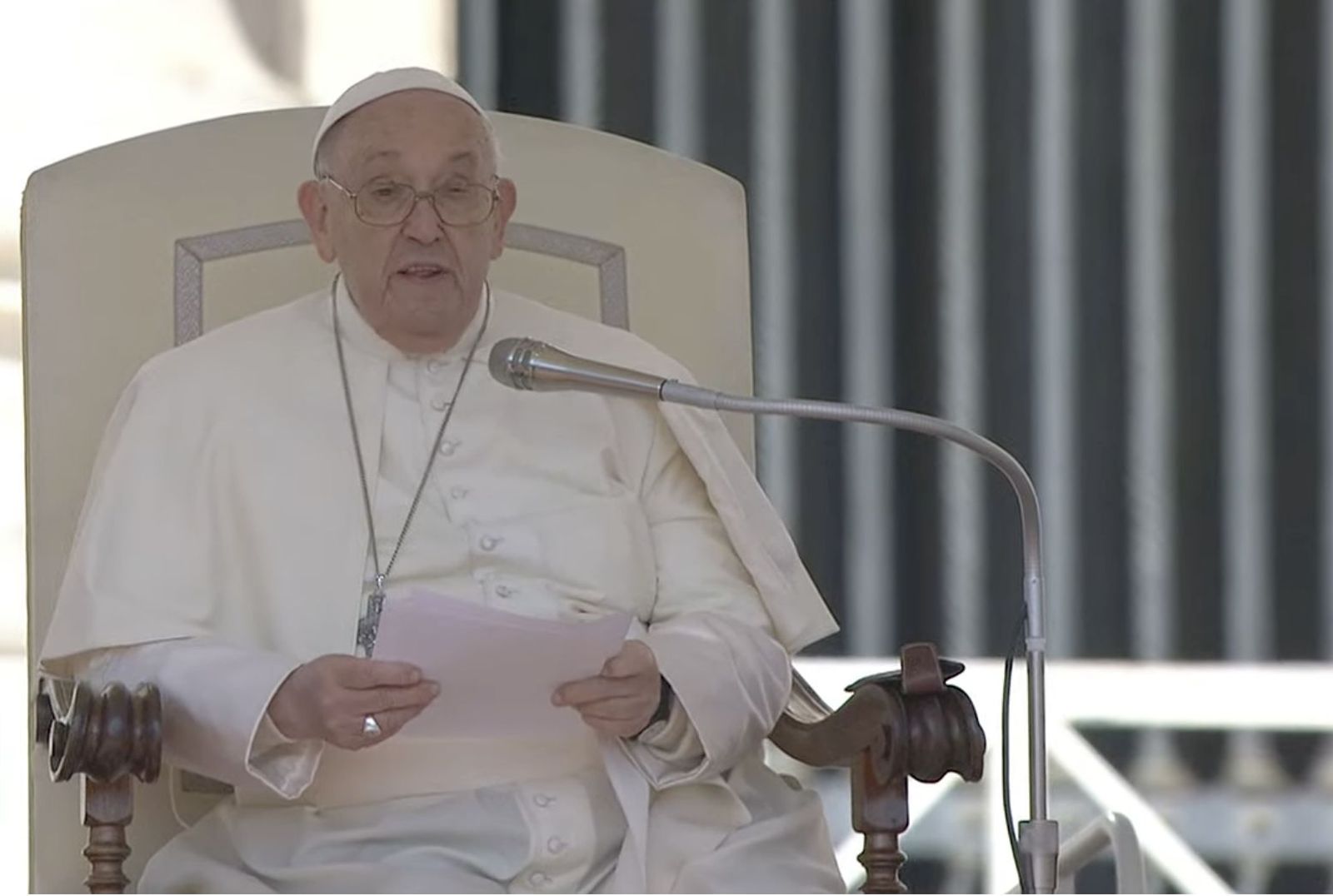Francisco saluda a los fieles presentes en la plaza de san Pedro