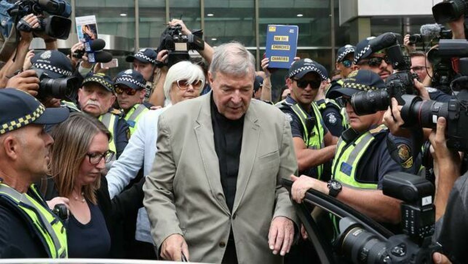 "En ningún sitio se dice qué es lo que se dice que los demandados hicieron, lo cual es necesario para un desacato de este tipo"