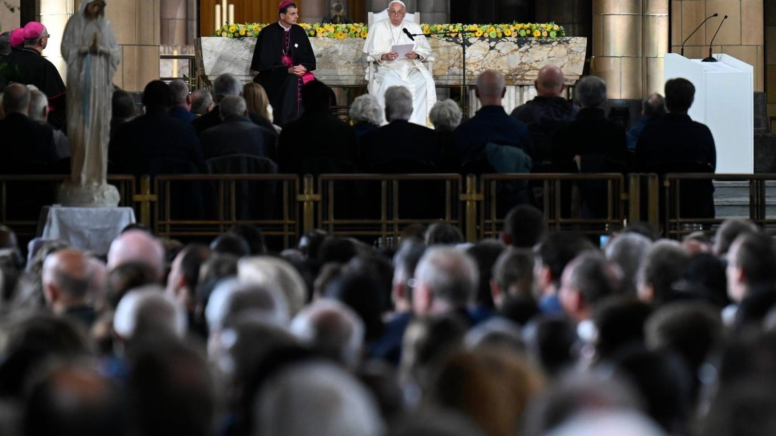 Francisco en la Basílica del Sagrado Corazón de Koekelberg con el clero belga