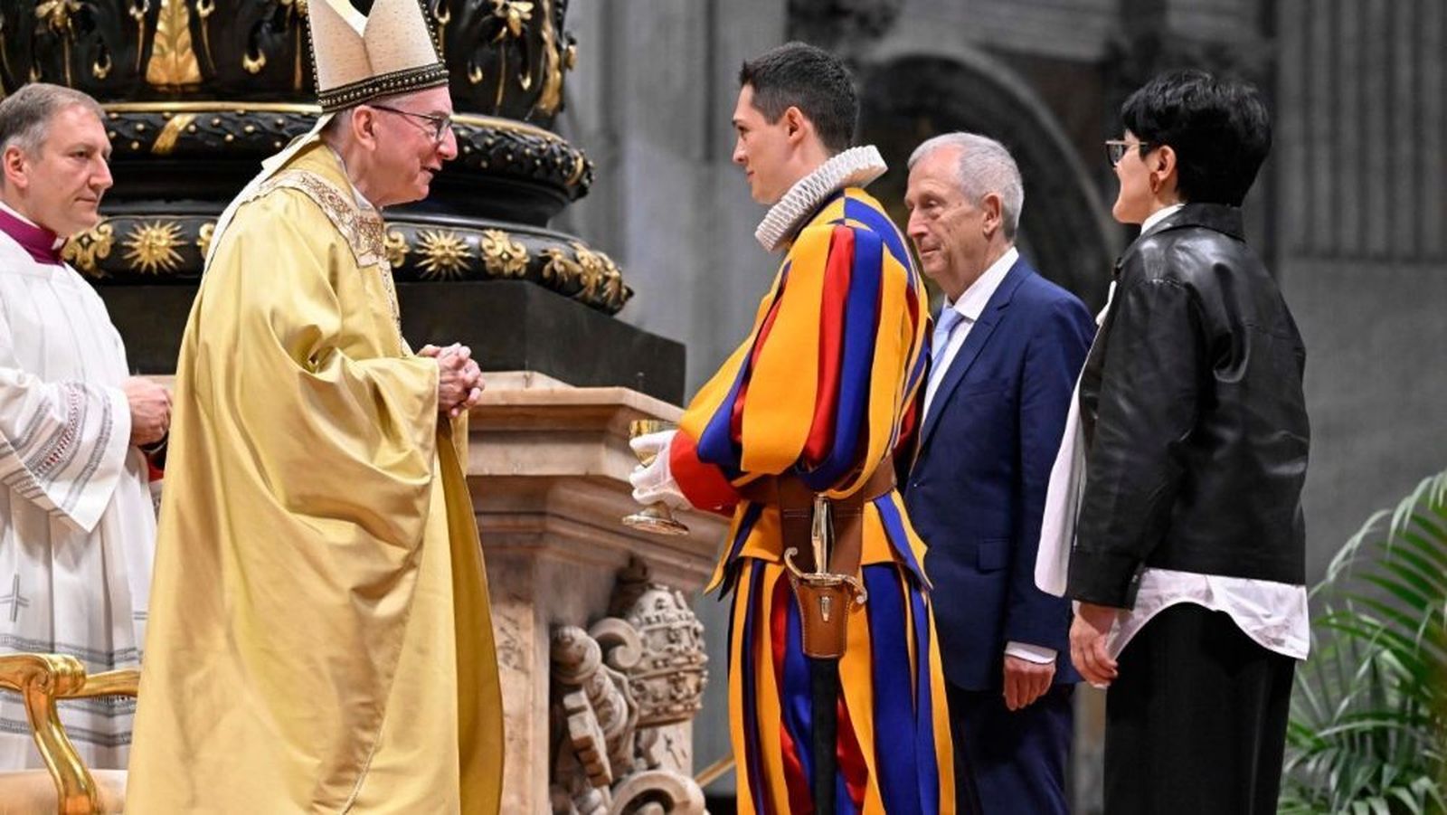 Parolin y un soldado de la Guardia Suiza