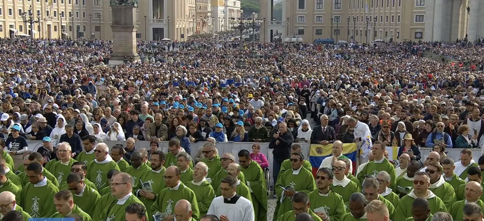 Miles de fieles en la misa de hoy