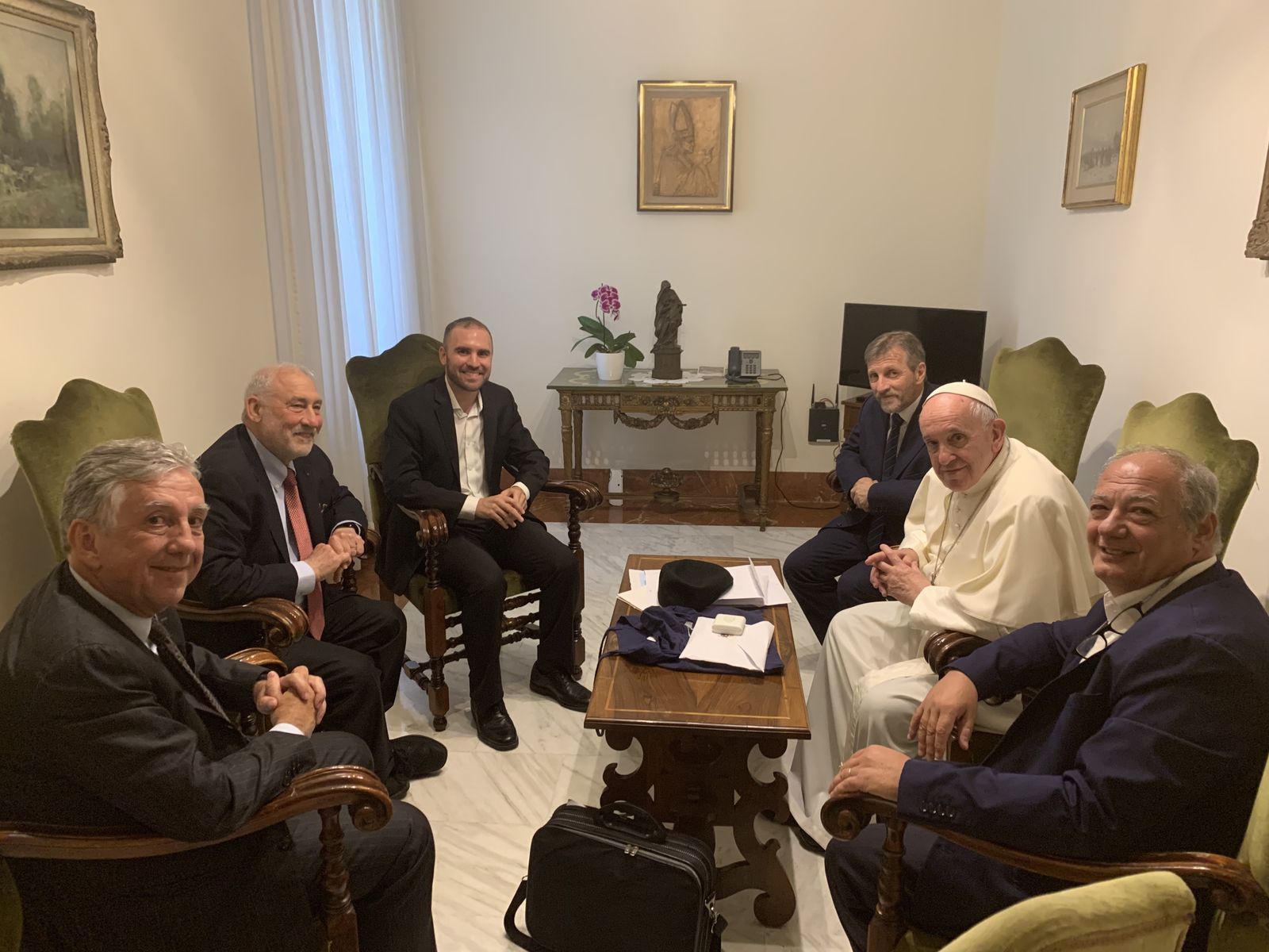 Joseph Stiglitz y los directores de Scholas, con el Papa