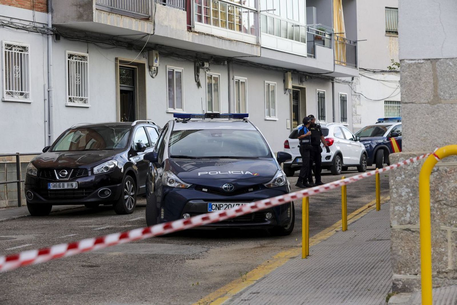 La policía acordonó la vivienda donde se produjo el asesinato machista, en Béjar