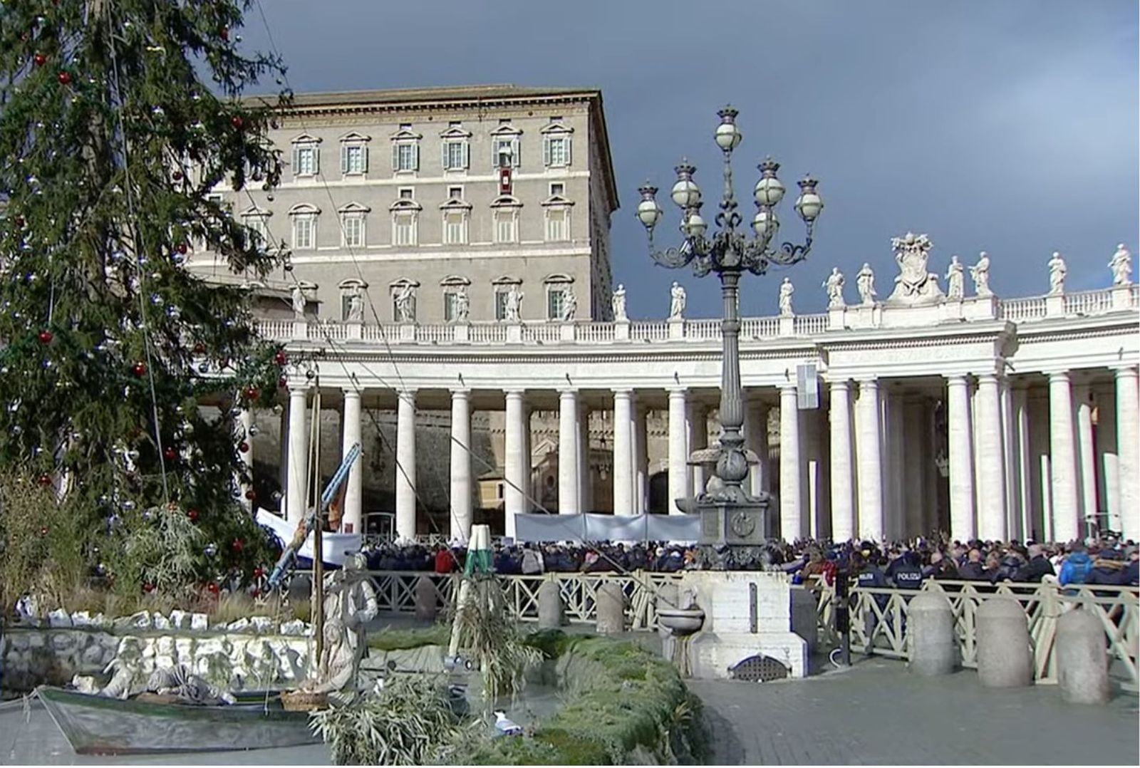 El belén y el árbol de Navidad, en la plaza de San Pedro,jpg