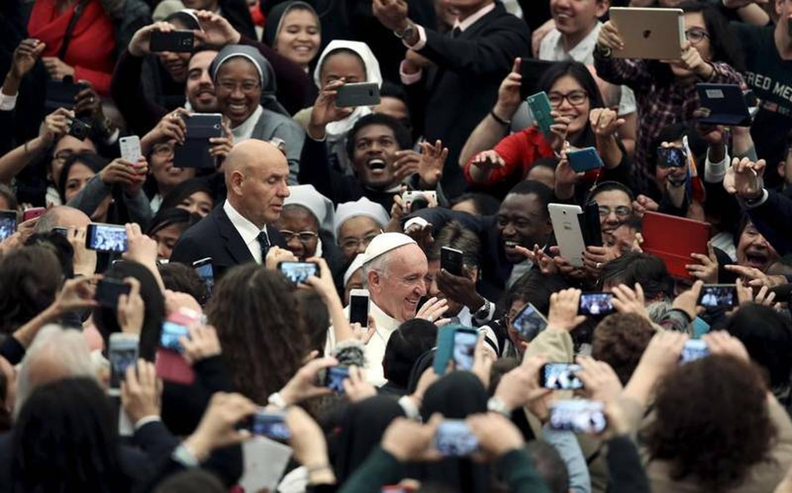 Francisco, rodeado de educadores