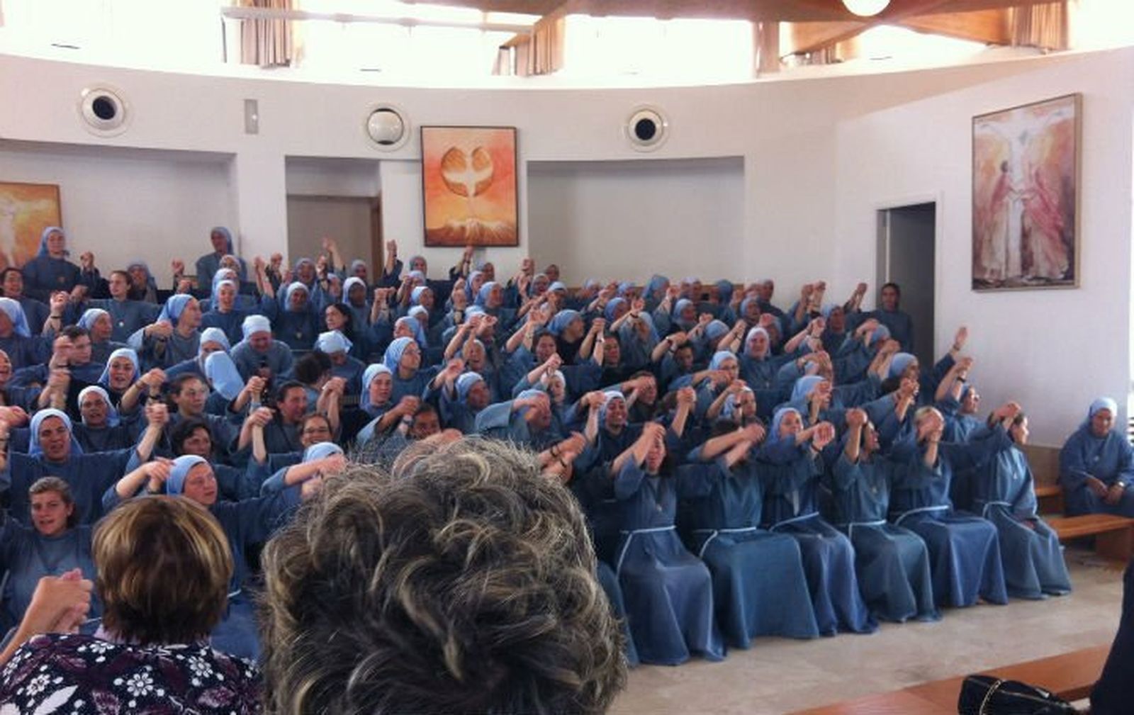 UN momento del encuentro con las monjas de Iesu Communio