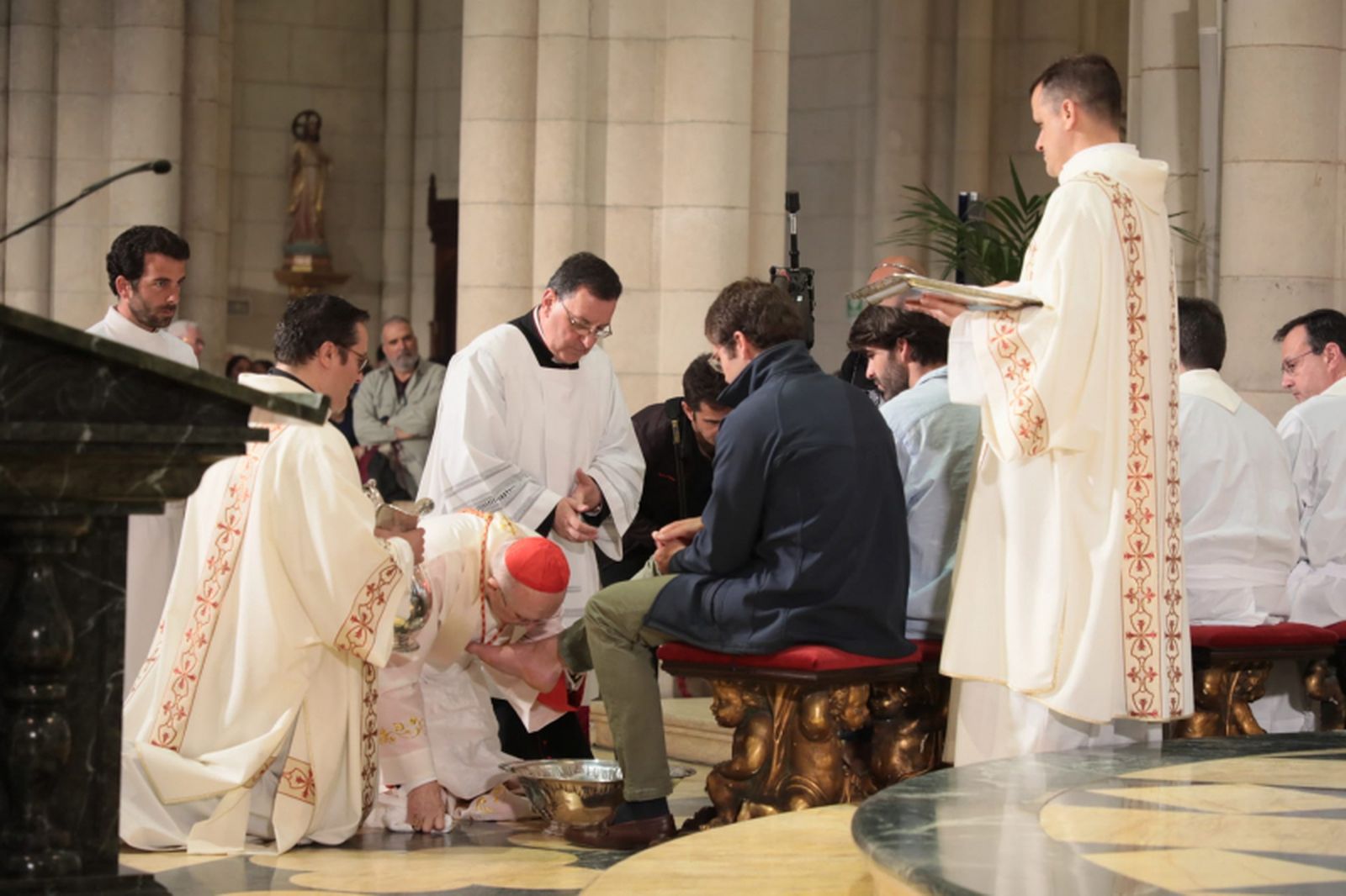 Osoro lavó los pies de varios fieles