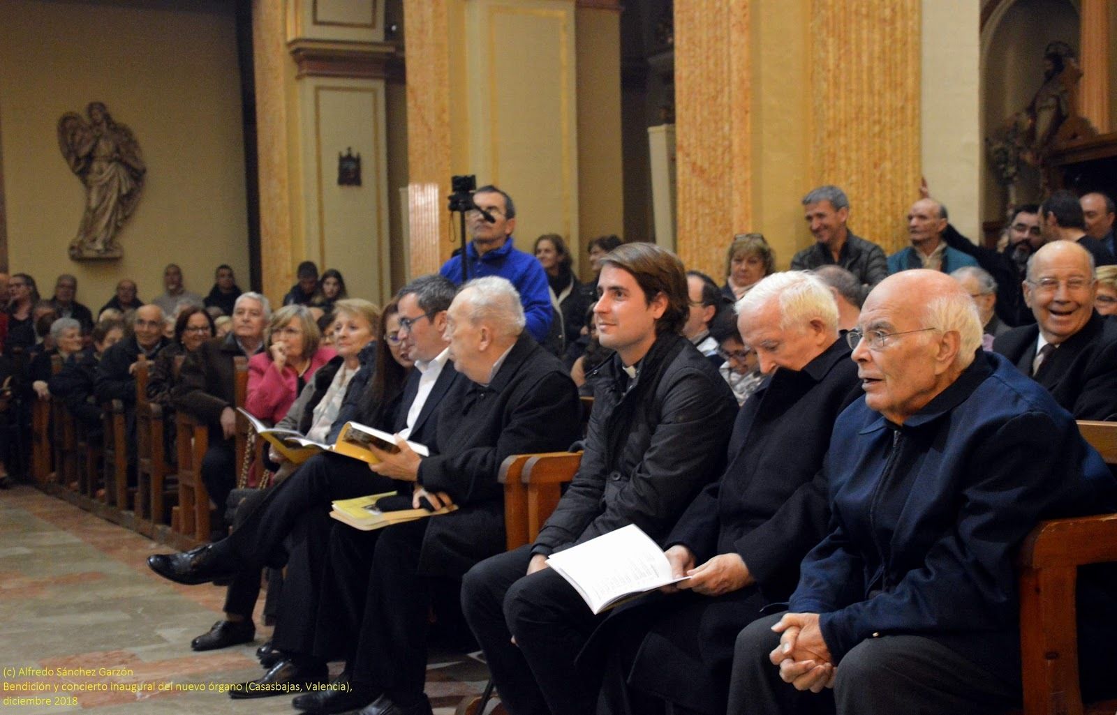 José Blasco Aguilar, primero por la derecha, en la bendición del órgano de su pueblo.