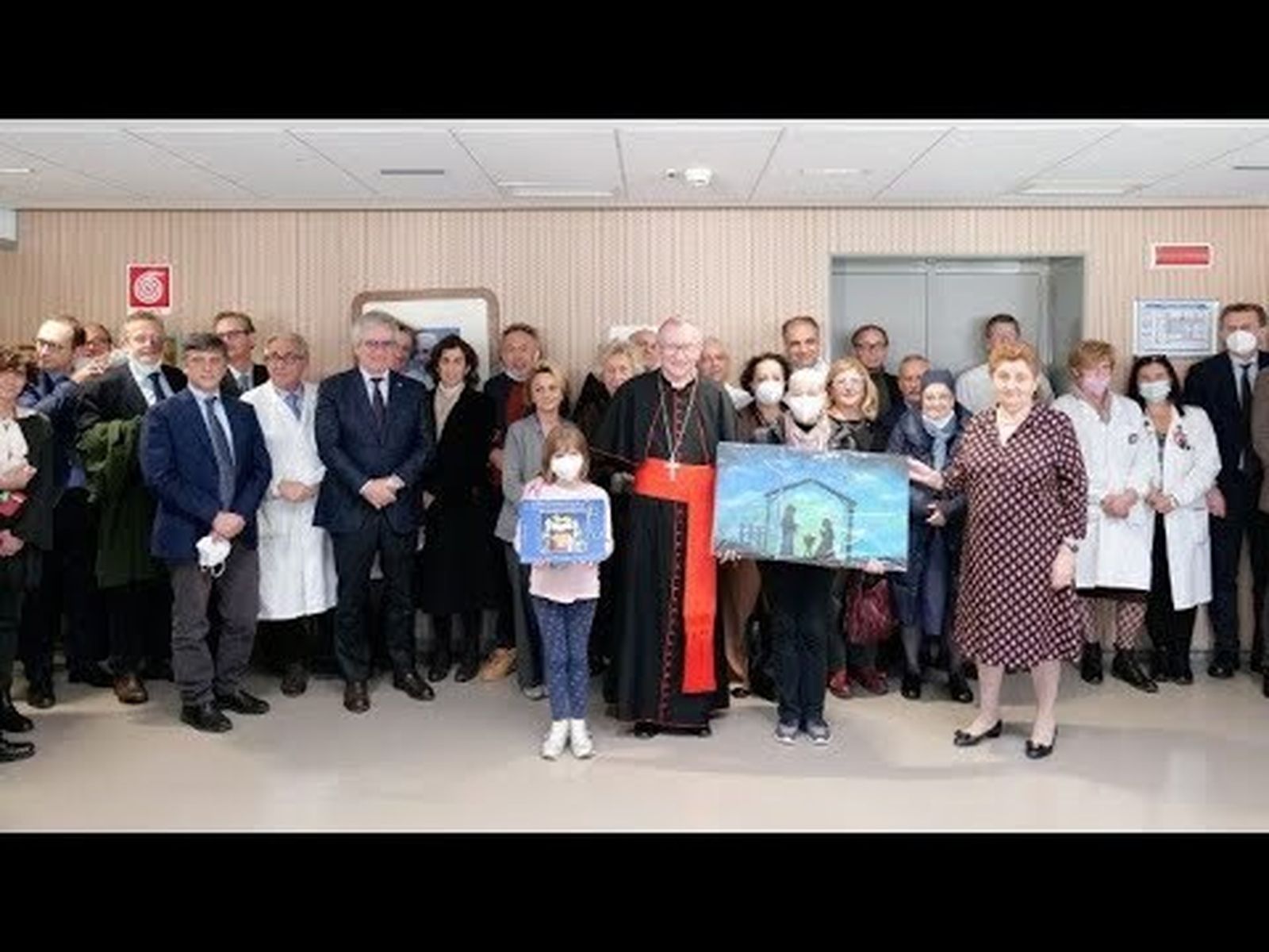 Parolin visita el Bambino Gesú para llevar la bendición de Francisco a los niños enfermos