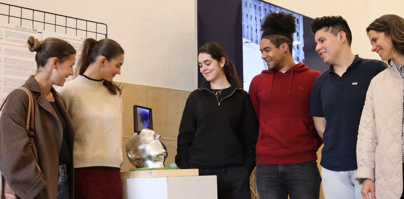 Estudiantes de Deusto junto a  'La piedra de la locura'  del SXXI